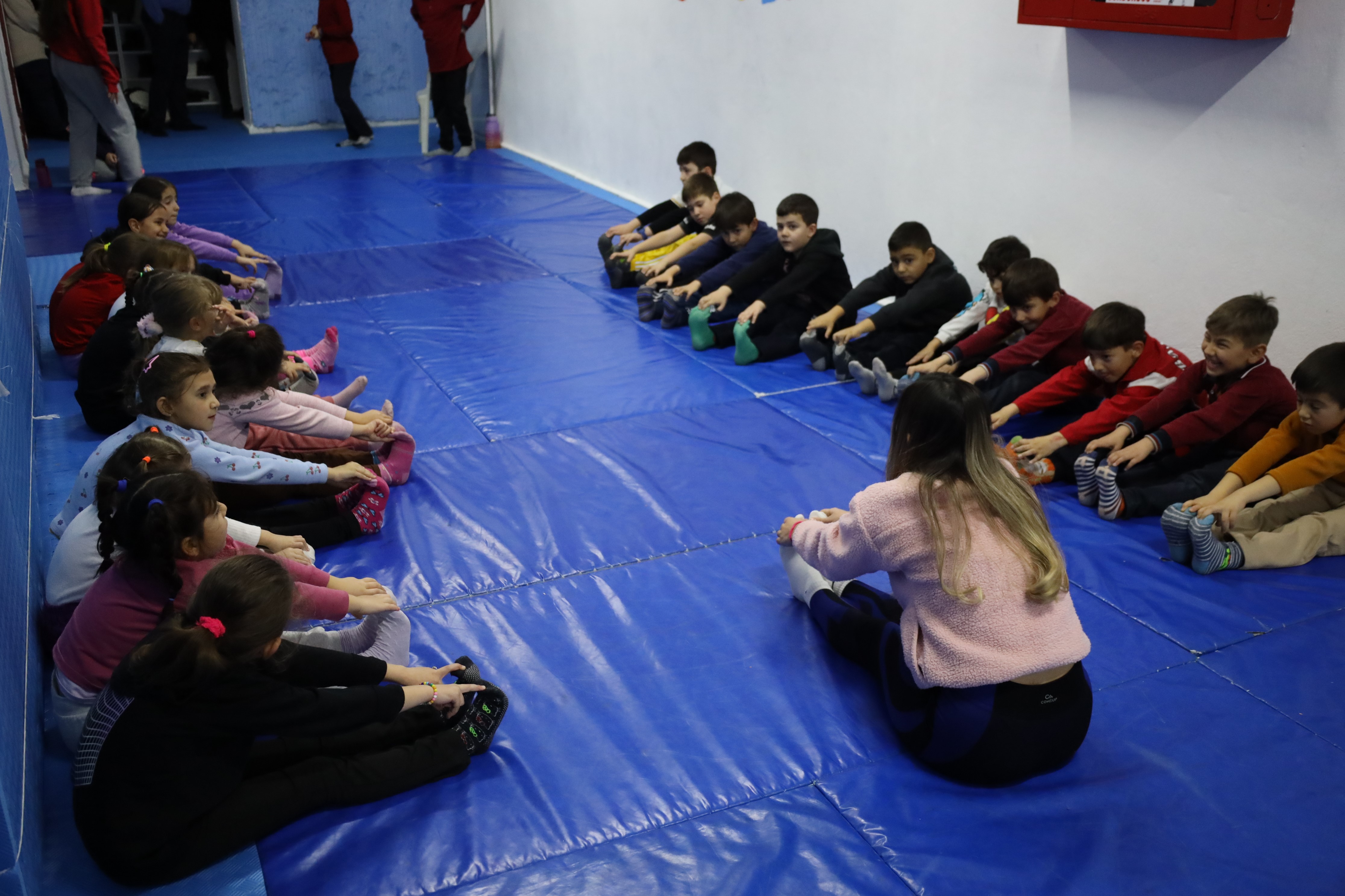 ÖĞRENCİLER DERSE ATÖLYE VE SPOR SALONLARINDA DEVAM EDİYOR