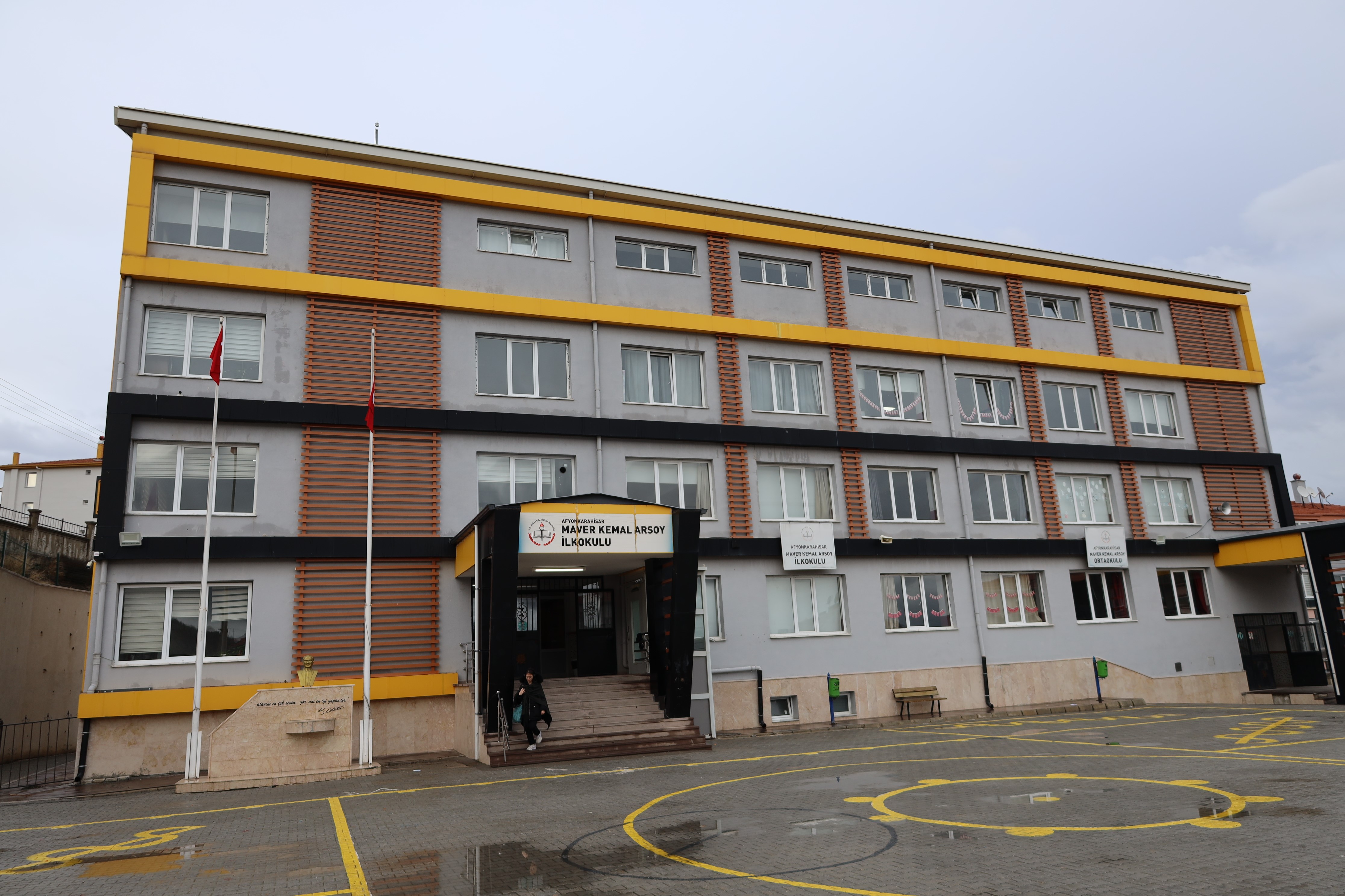 ÖĞRENCİLER DERSE ATÖLYE VE SPOR SALONLARINDA DEVAM EDİYOR