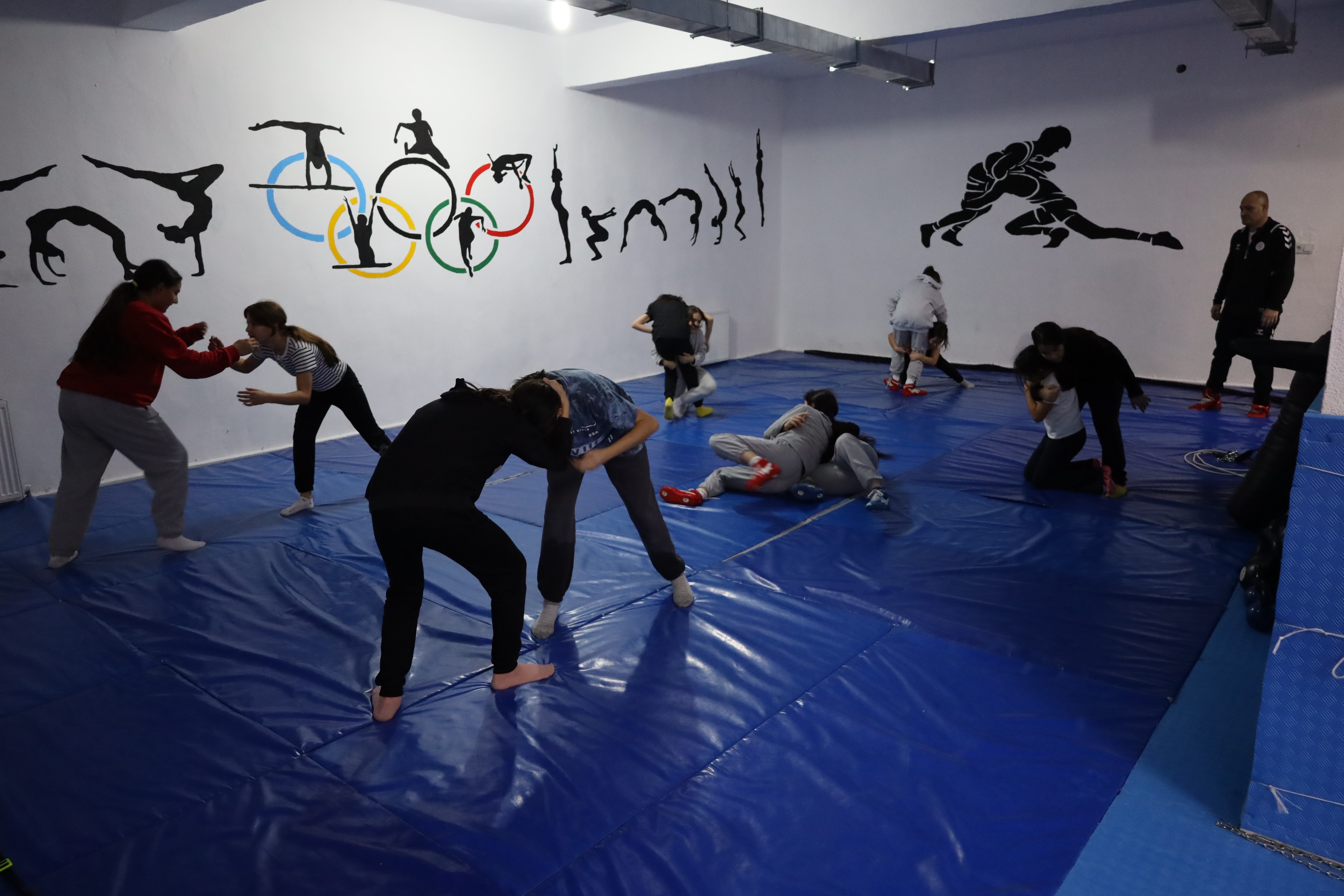 ÖĞRENCİLER DERSE ATÖLYE VE SPOR SALONLARINDA DEVAM EDİYOR