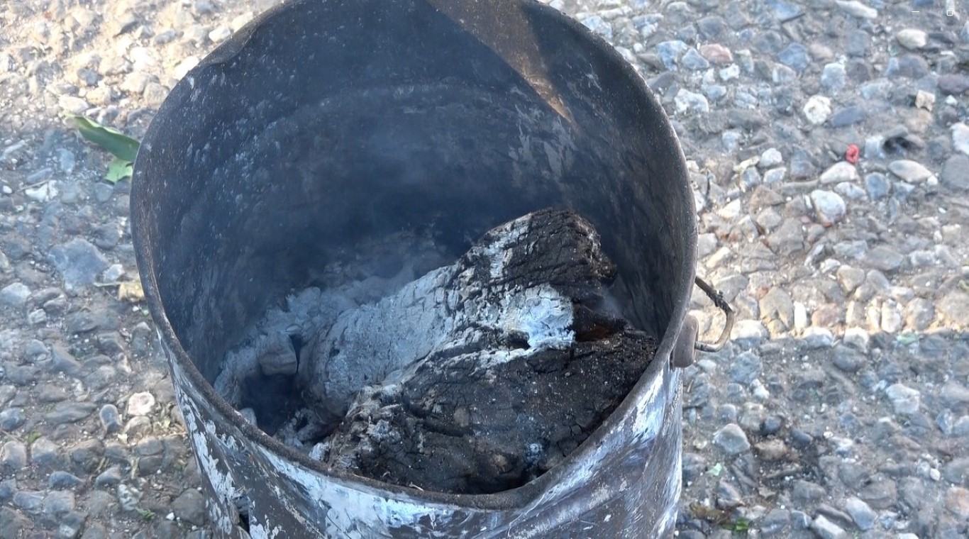 Isınmak İçin Yaktıkları Kova Bomba Gibi Patladı, Korku Dolu Anlar Güvenlik Kamerasına Yansıdı