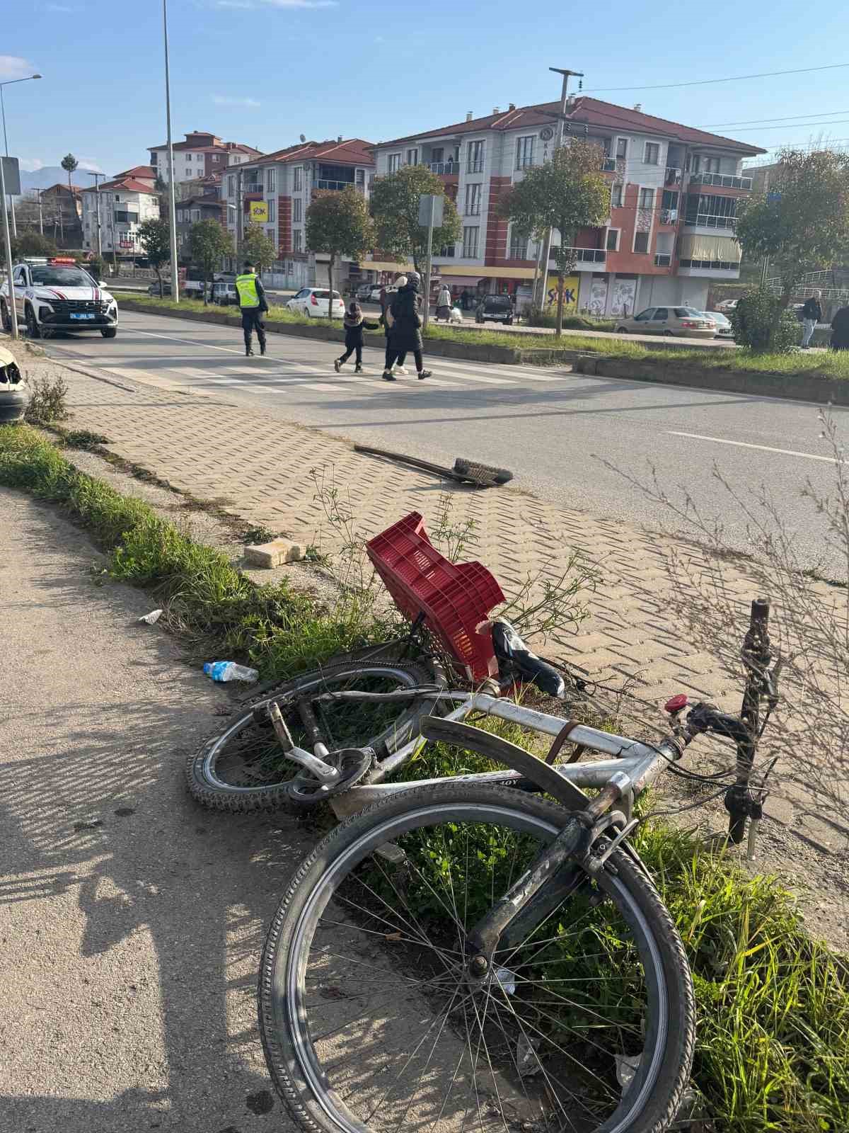 Minibüs Bisiklete Çarptı: 1 Yaralı