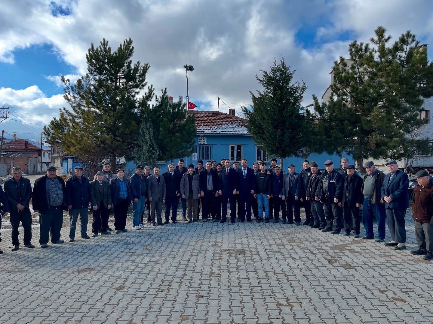 Şehit Ailesine Ziyaret ve Eğitim Kurumlarına Destek: Sinanpaşa Kaymakamlığı Karacaören Köyü’nde Vatandaşlarla Bir Araya Geldi