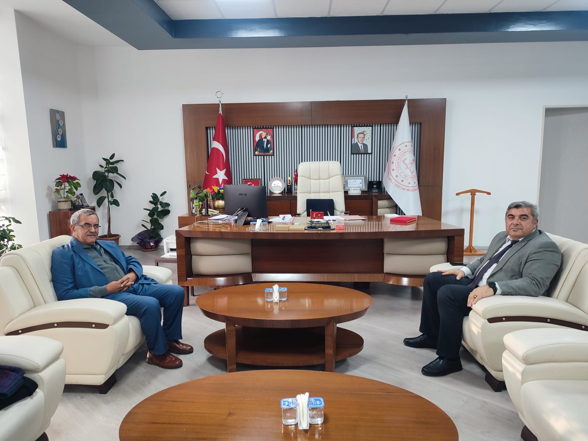 Müdür Sünnetci, Emekli Eğitim Müfettişi Gökdeniz’e Plaket Taktim Etti