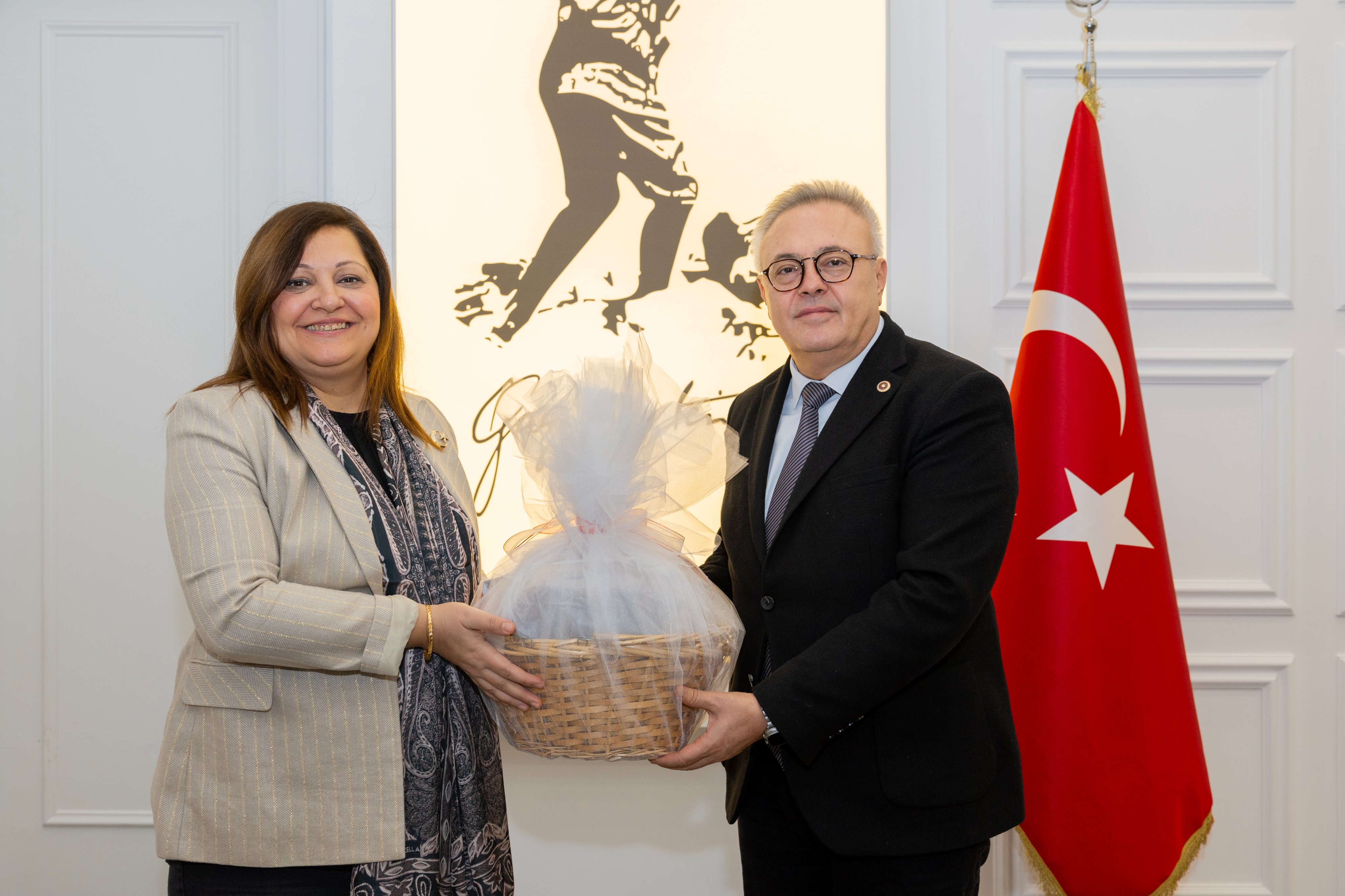 CHP’li Karaoba’dan  Başkan Burcu Köksal’a Övgü