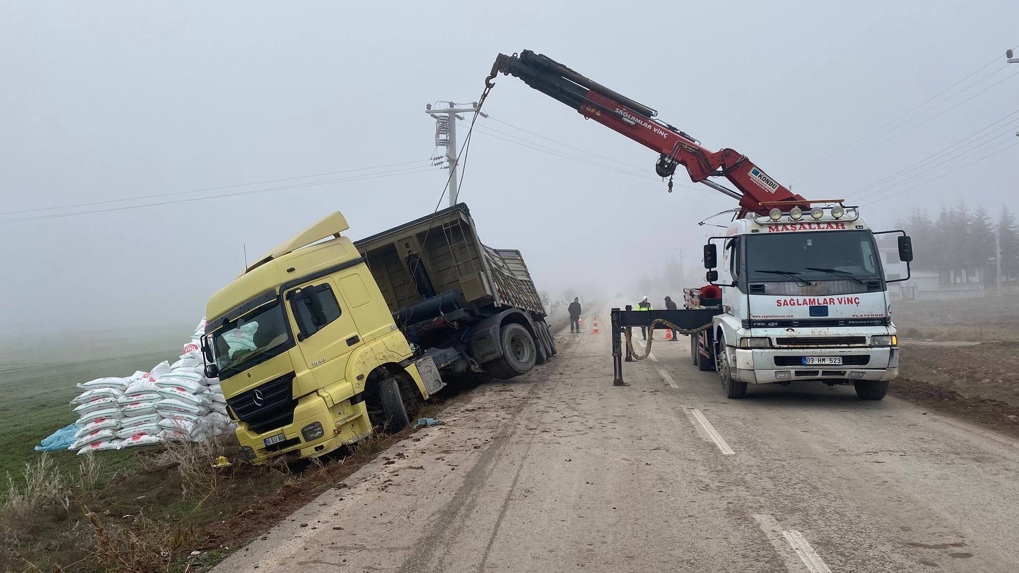 Son dakika: Afyonkarahisar'da gübre yüklü tır devrildi! Kazada sürücü yaralandı