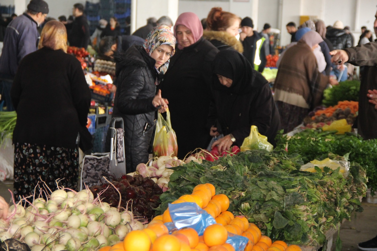 PAZARIN ZAM ŞAMPİYONU PATLICAN VE SİVRİ BİBER