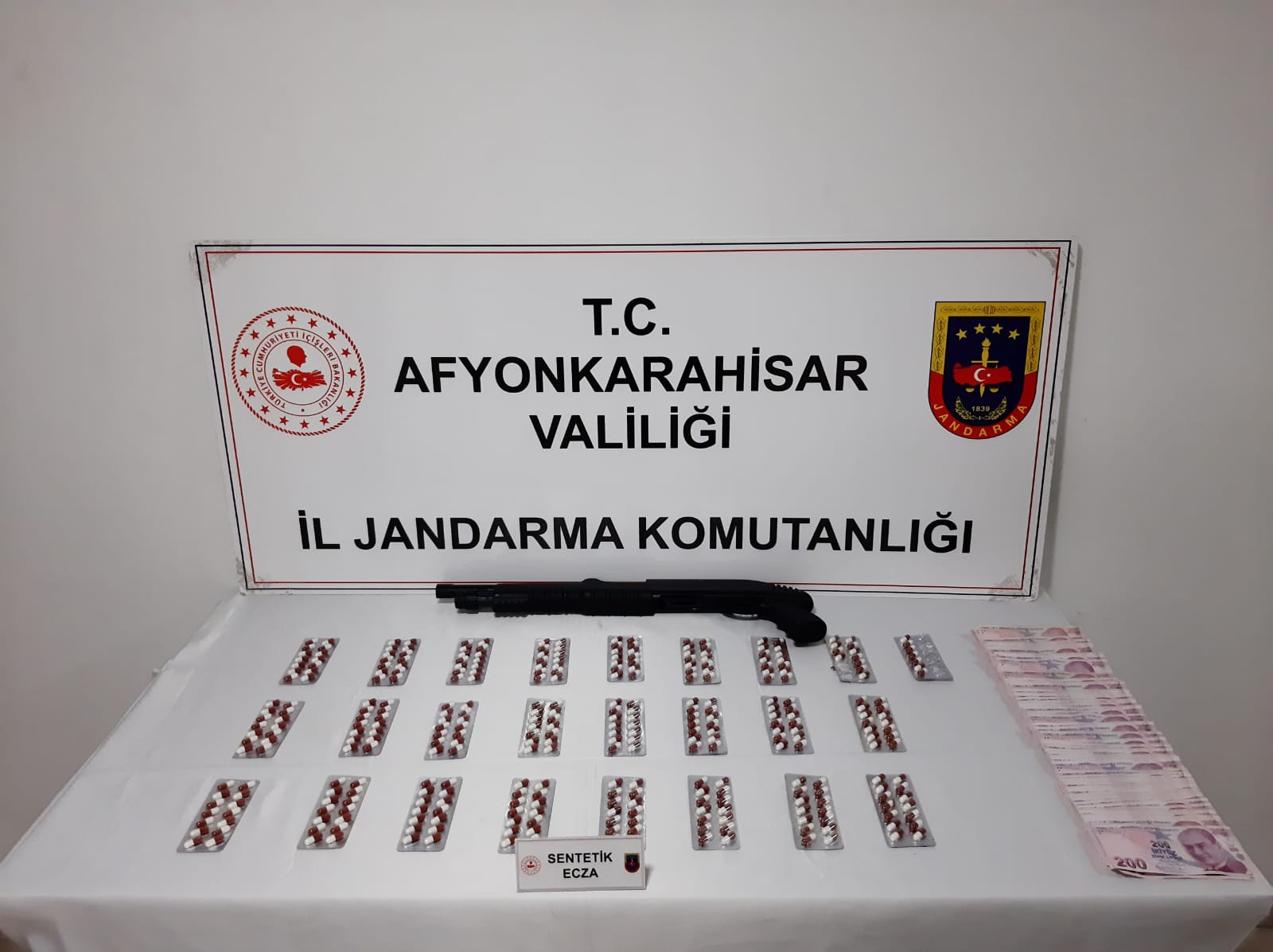 Afyonkarahisar’da Uyuşturucu Operasyonu: Çok Sayıda Sentetik Hap, Silah ve Nakit Para Ele Geçirildi
