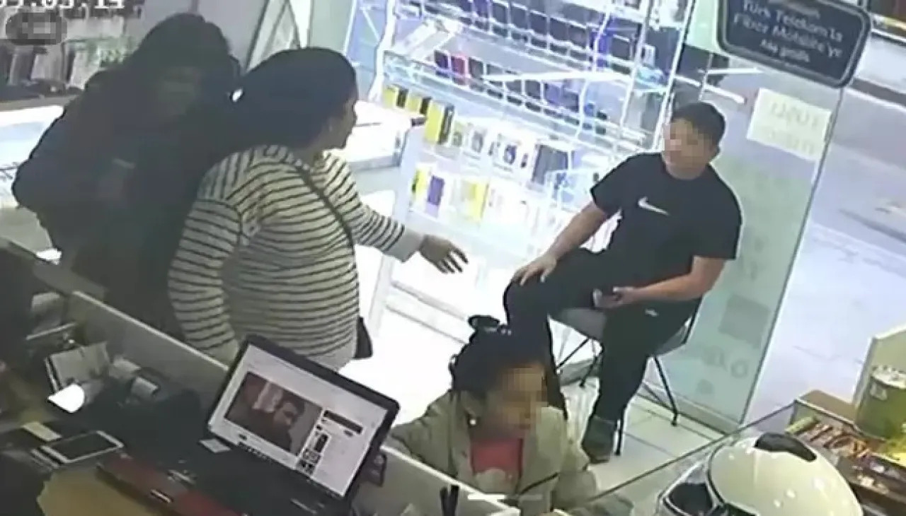Anne ve Kızı, Satıcıyı Oyaladı: Oğlu ve Küçük Kızı İse Telefonları Çaldı!