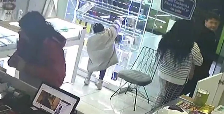 Anne ve Kızı, Satıcıyı Oyaladı: Oğlu ve Küçük Kızı İse Telefonları Çaldı!