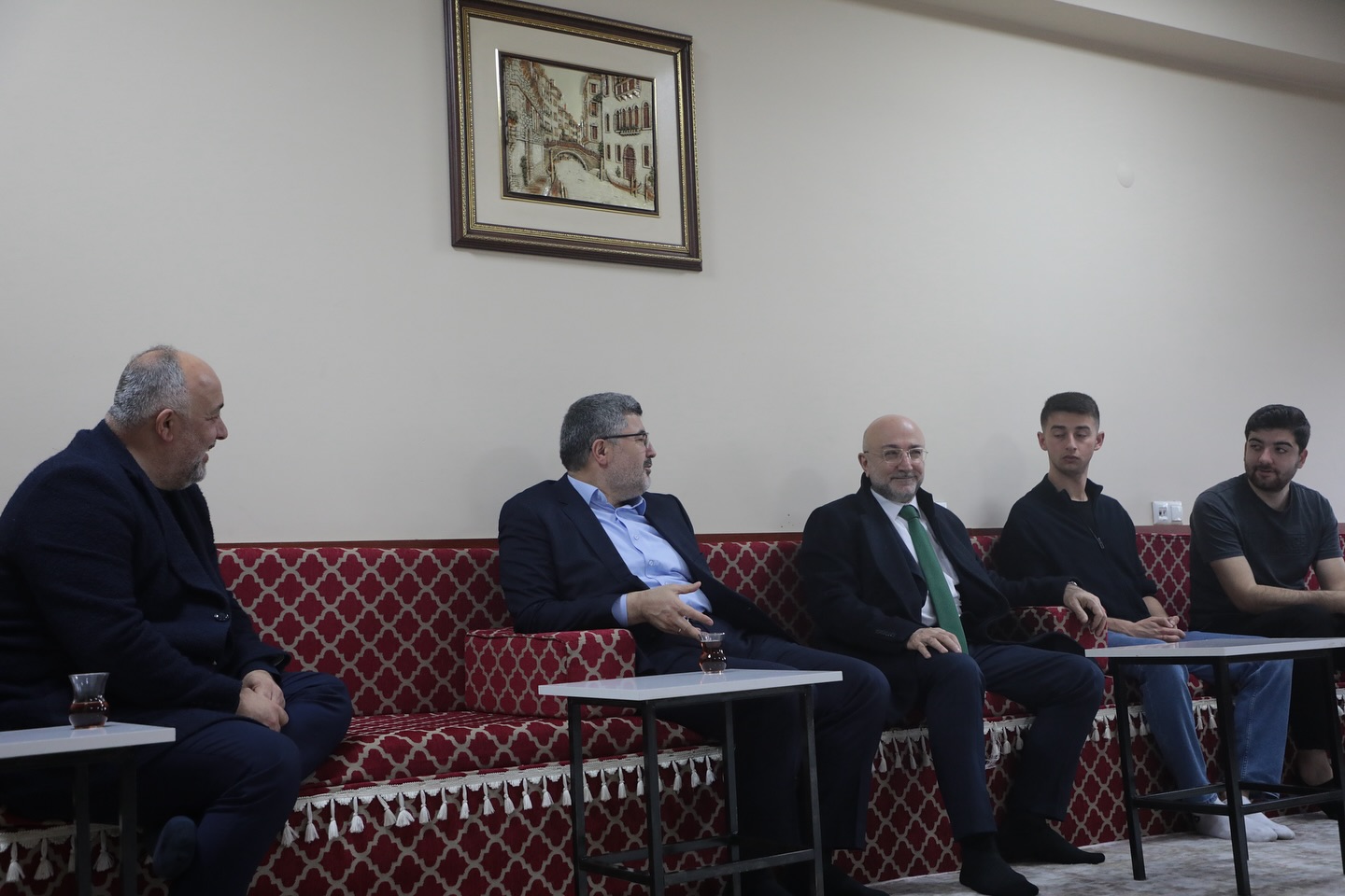 Ak Parti Heyeti’nden, Kamil Miras Yurdu Öğrencilerine Ziyaret
