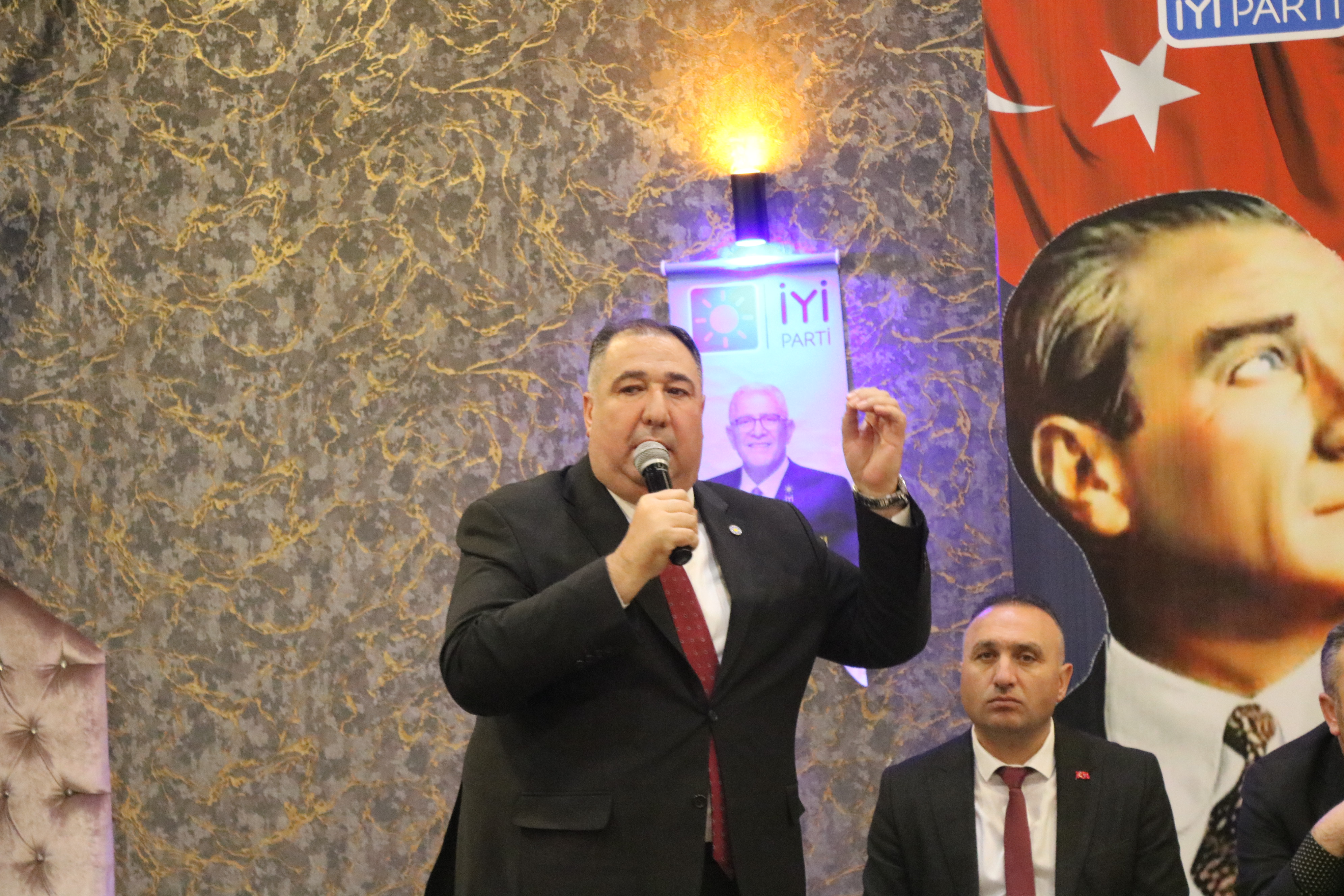 İYİ Parti’de Siyaset Yok Gazetecilere Teşekkür Var