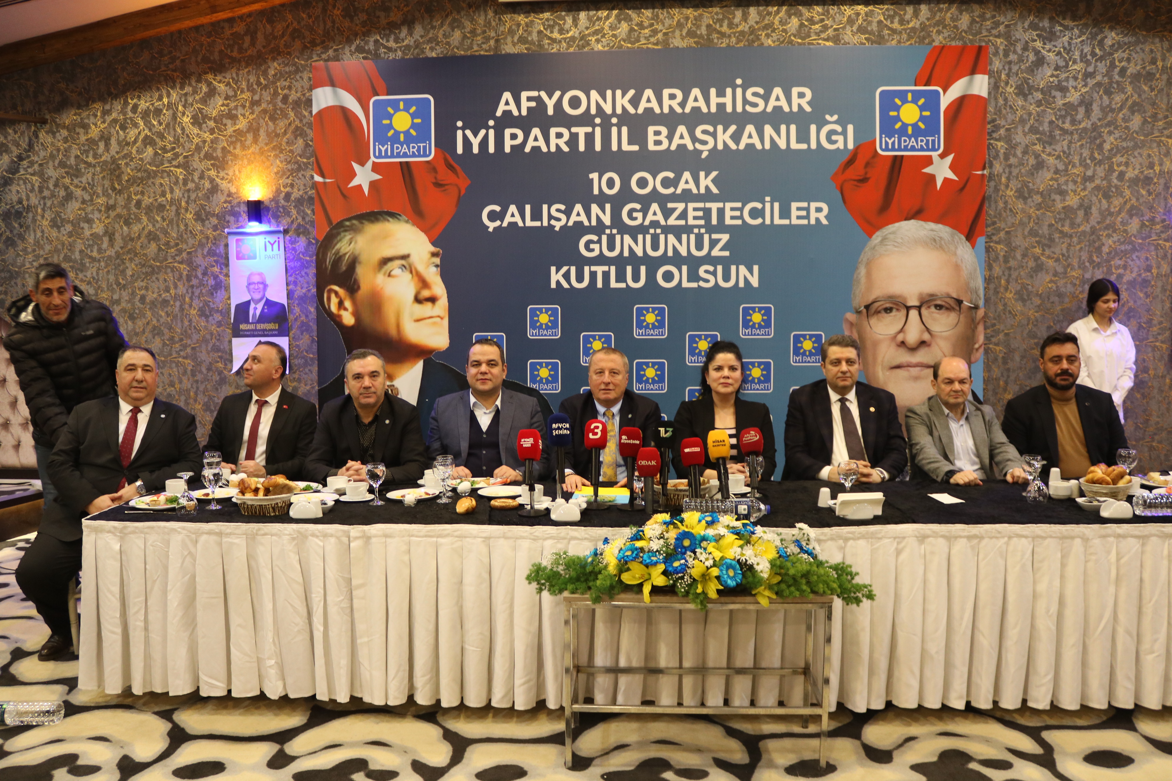 İYİ Parti’de Siyaset Yok Gazetecilere Teşekkür Var