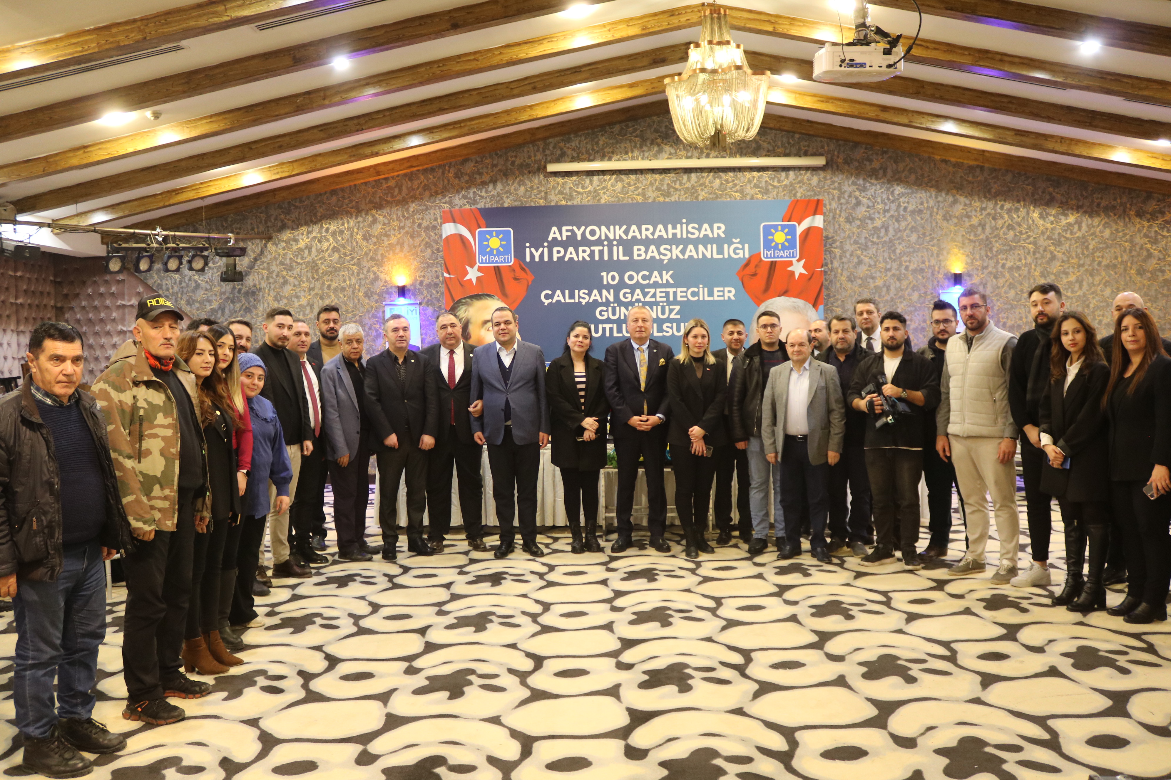 İYİ Parti’de Siyaset Yok Gazetecilere Teşekkür Var