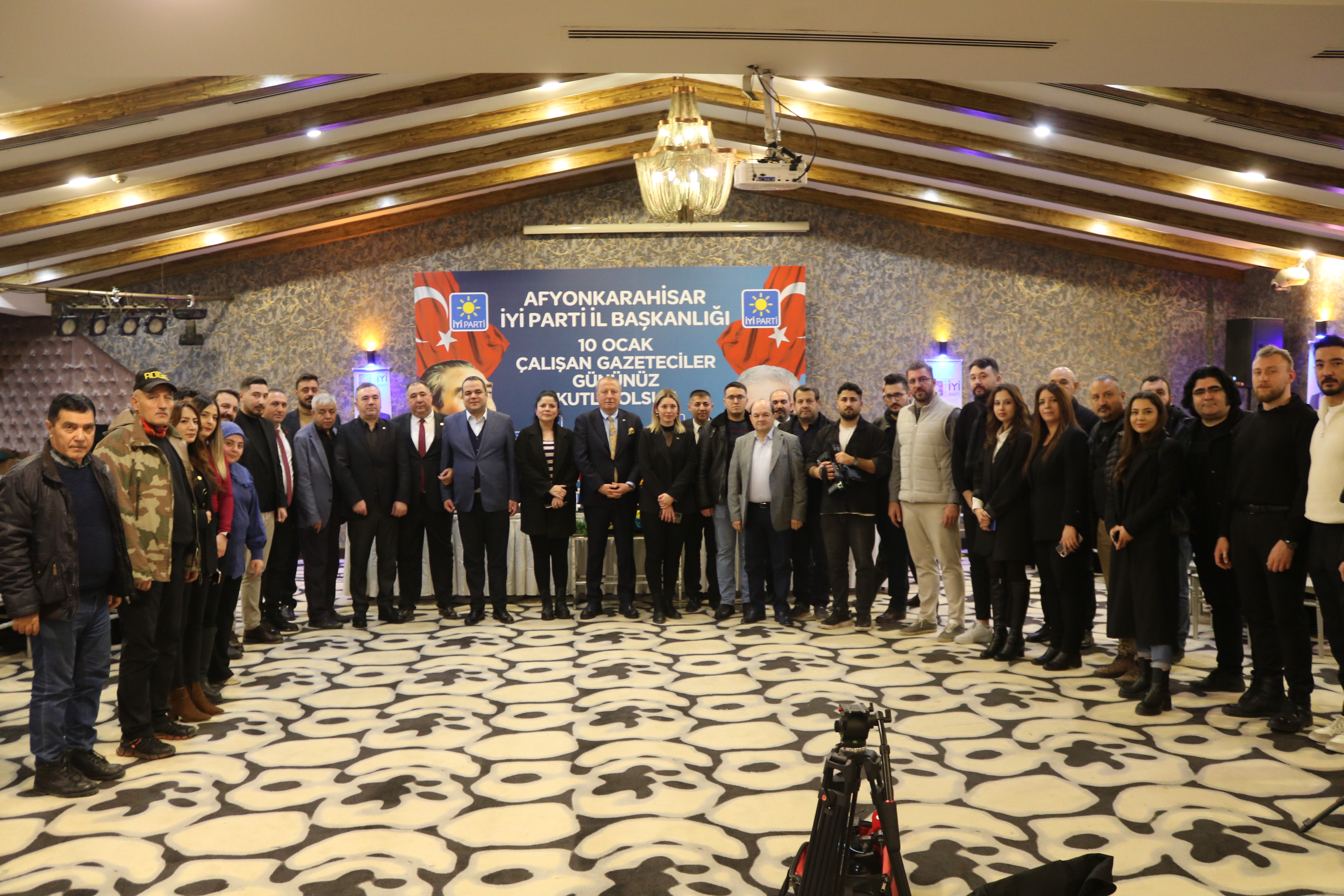 İYİ Parti’de Siyaset Yok Gazetecilere Teşekkür Var