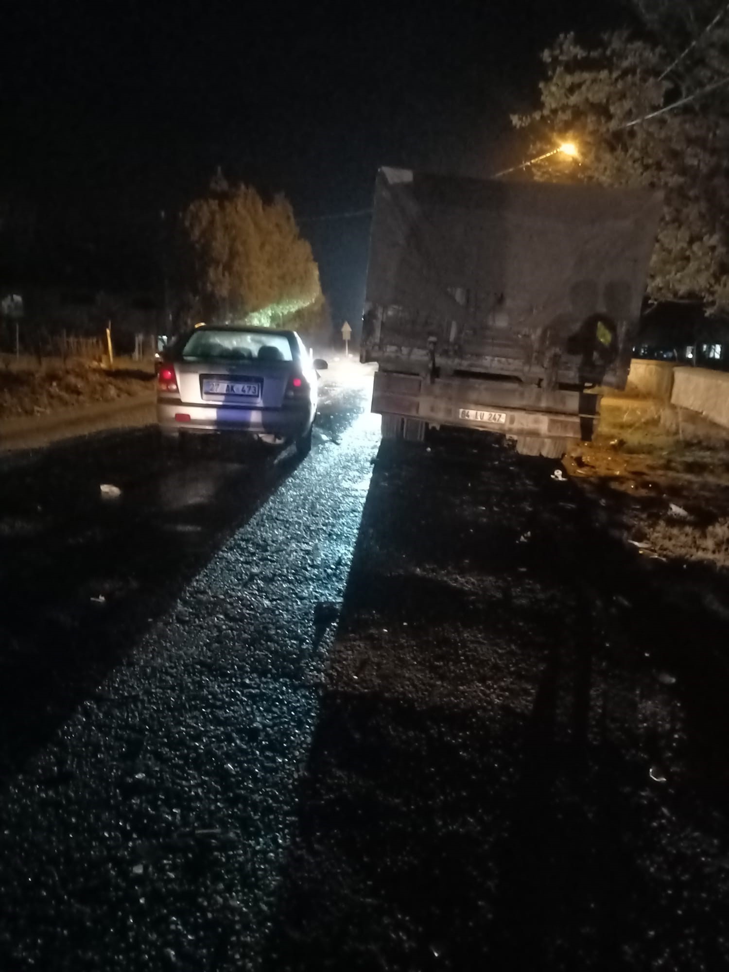Otomobil ile Kamyon Çarpıştı: Otomobil Hurdaya Döndü: 2 Yaralı
