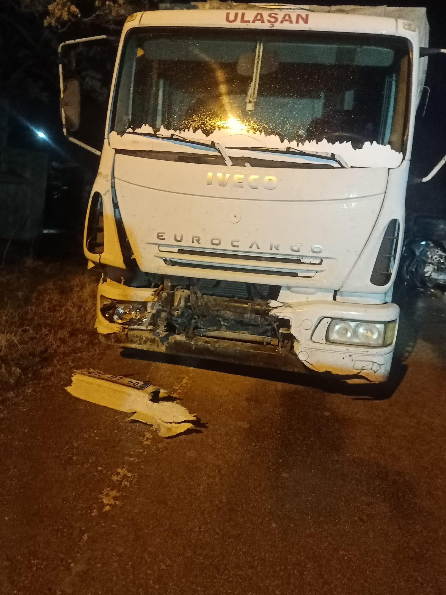 Otomobil ile Kamyon Çarpıştı: Otomobil Hurdaya Döndü: 2 Yaralı