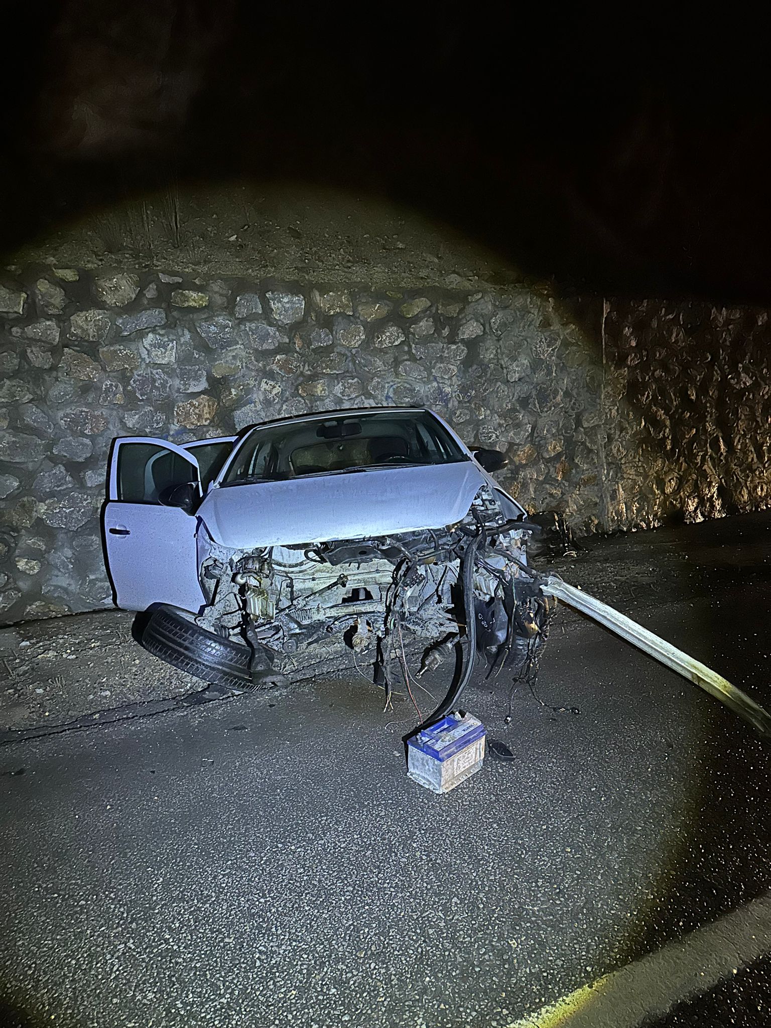 Otomobil İstinat Duvarına Çarptı: Kazada 5 kişi yaralandı