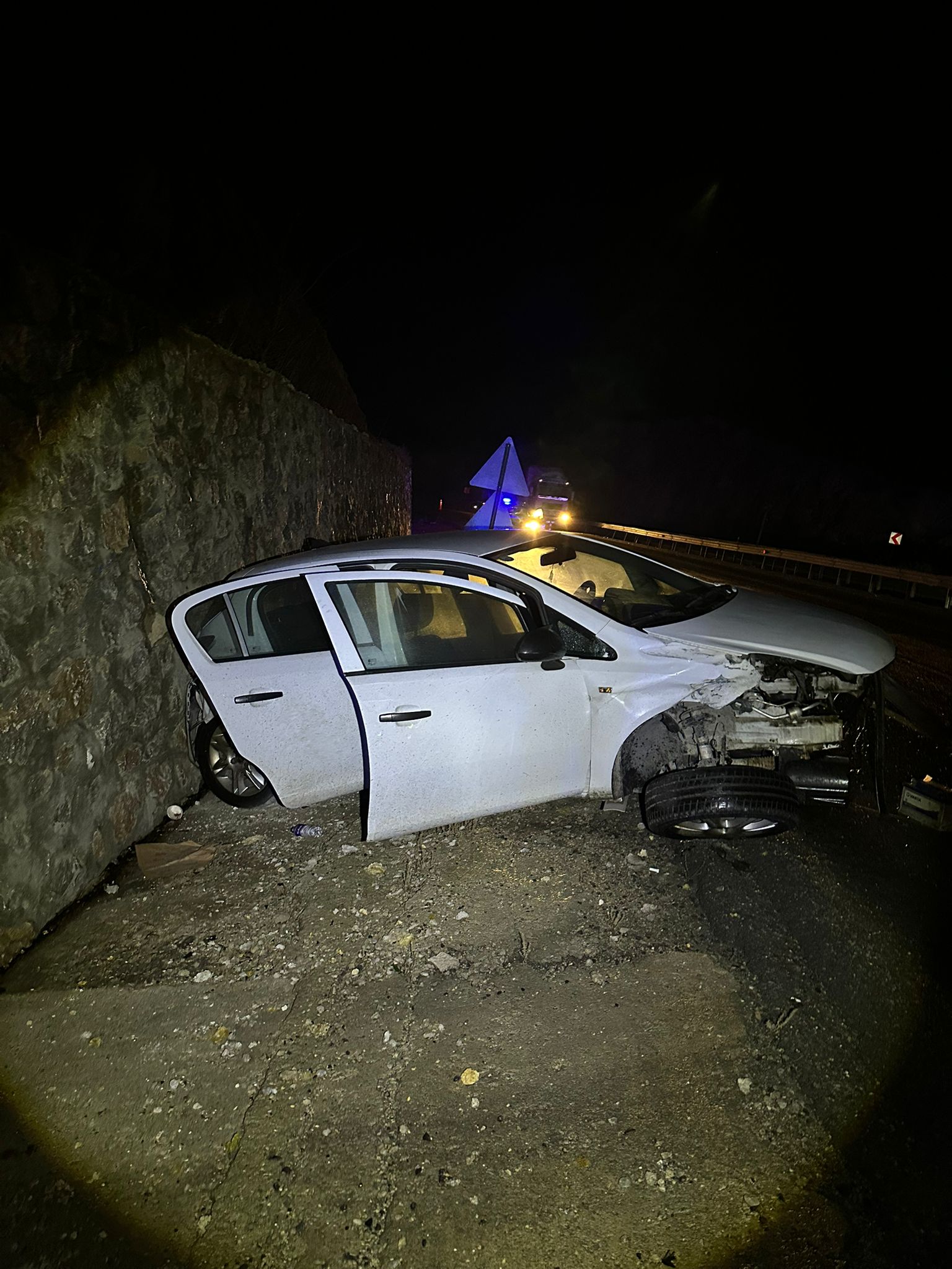 Otomobil İstinat Duvarına Çarptı: Kazada 5 kişi yaralandı