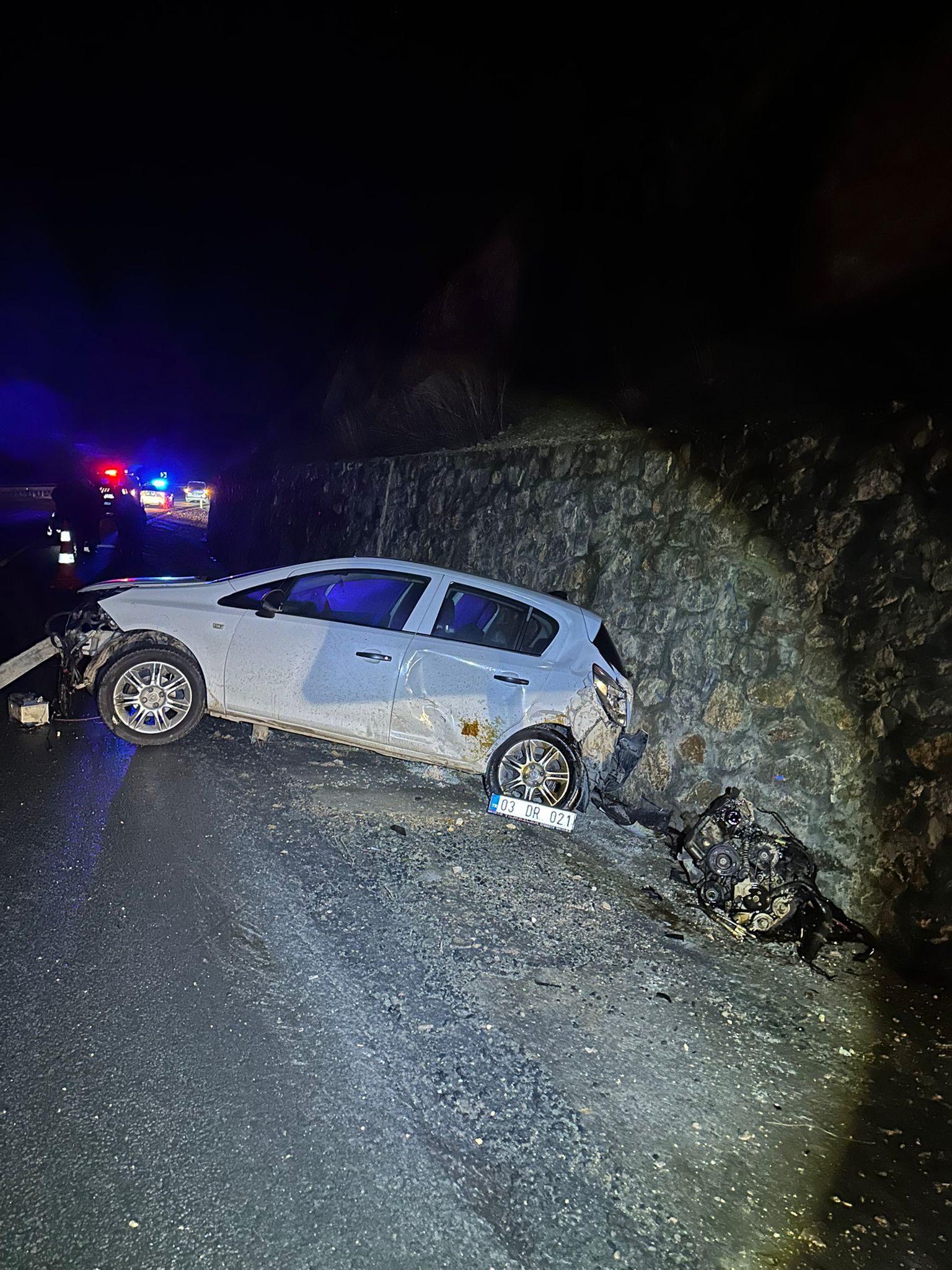 Otomobil İstinat Duvarına Çarptı: Kazada 5 kişi yaralandı