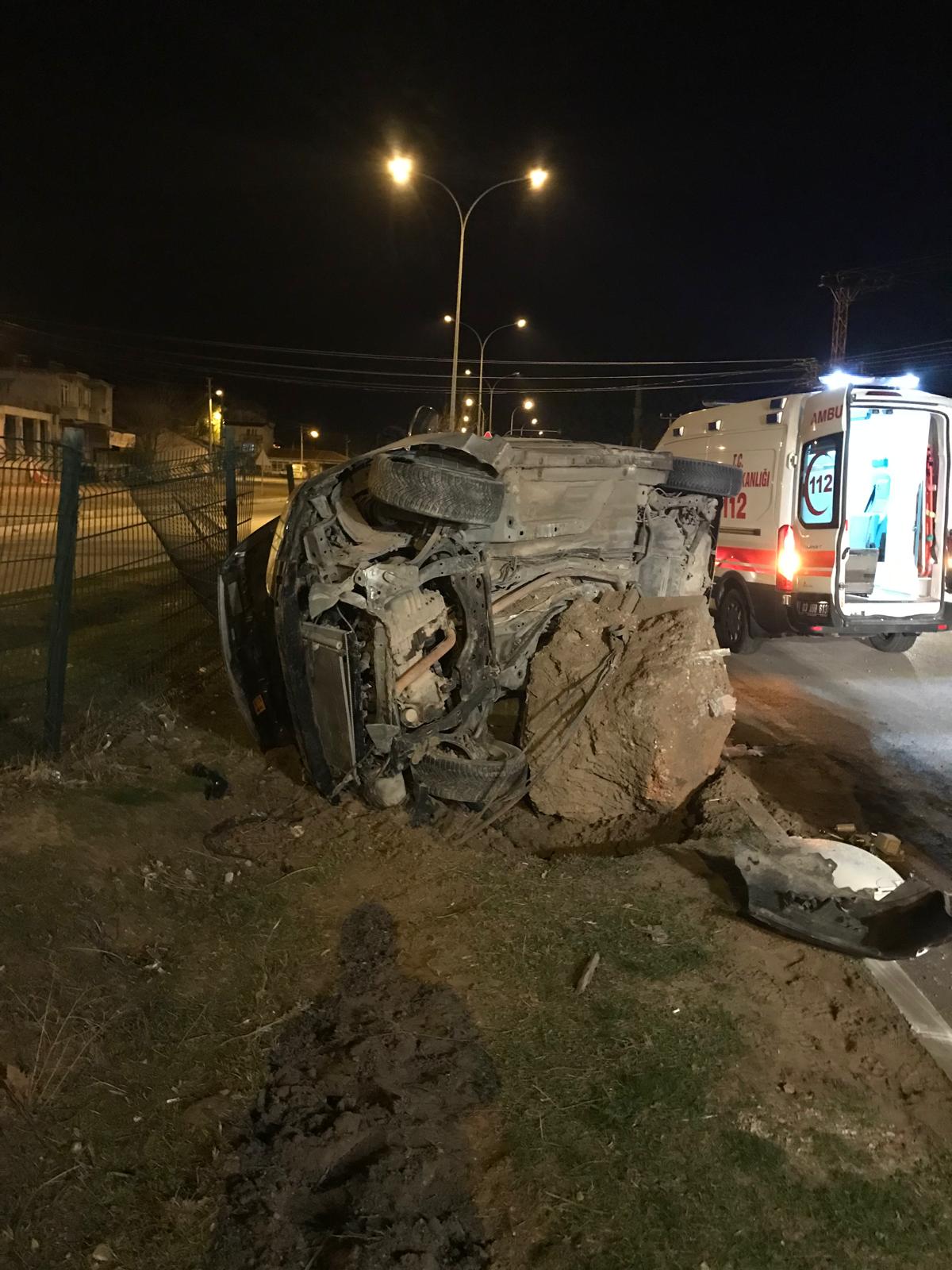 Polis Memurunun İdaresindeki Otomobil Aydınlatma Direğine Çarptı: 4 Yaralı