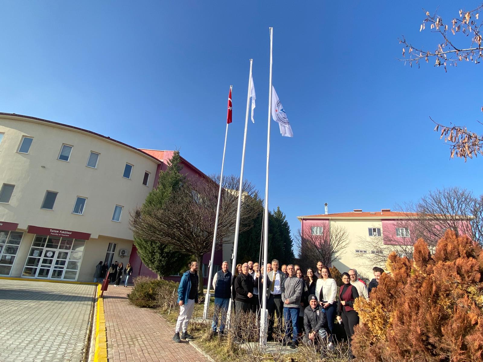 AKÜ Turizm Fakültesinde 20. Yıl Flaması Göndere Çekildi