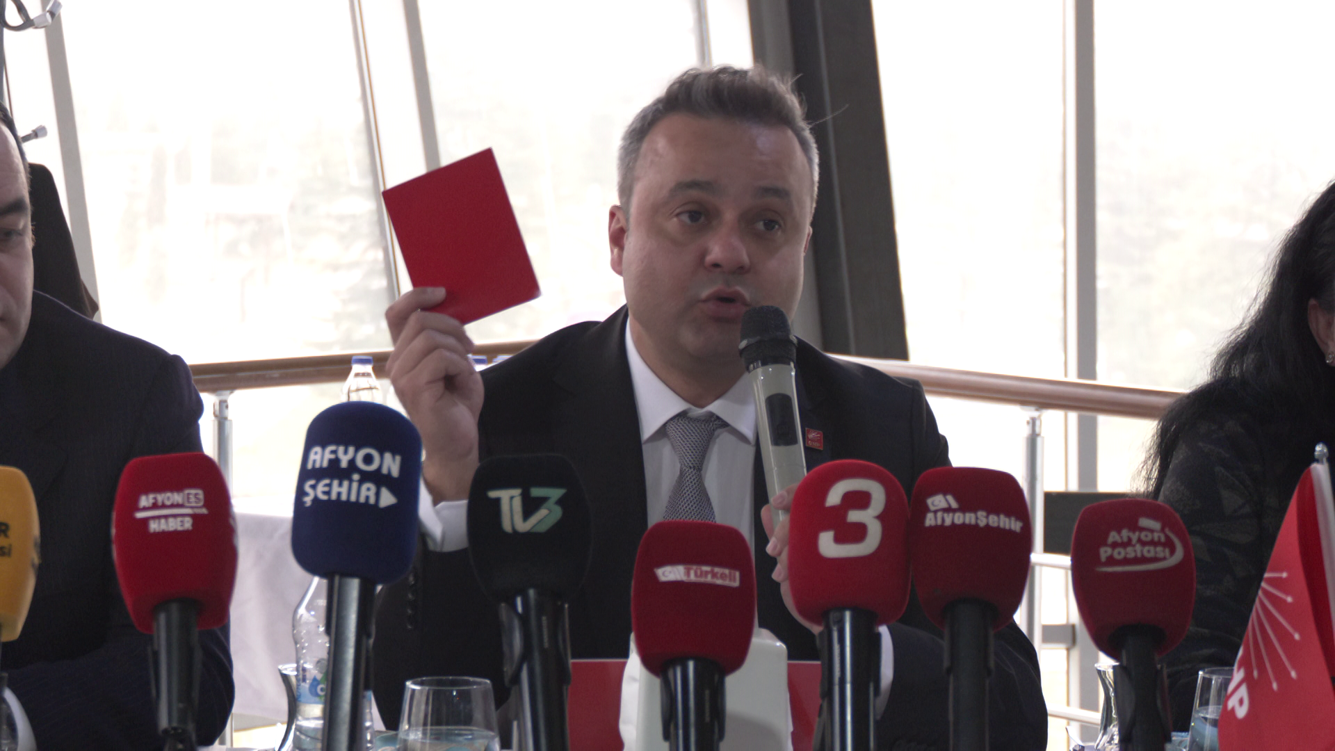 CHP'Lİ ERHAN'IN KIRMIZI KARTI AFYON SİYASETİNE DAMGA VURDU
