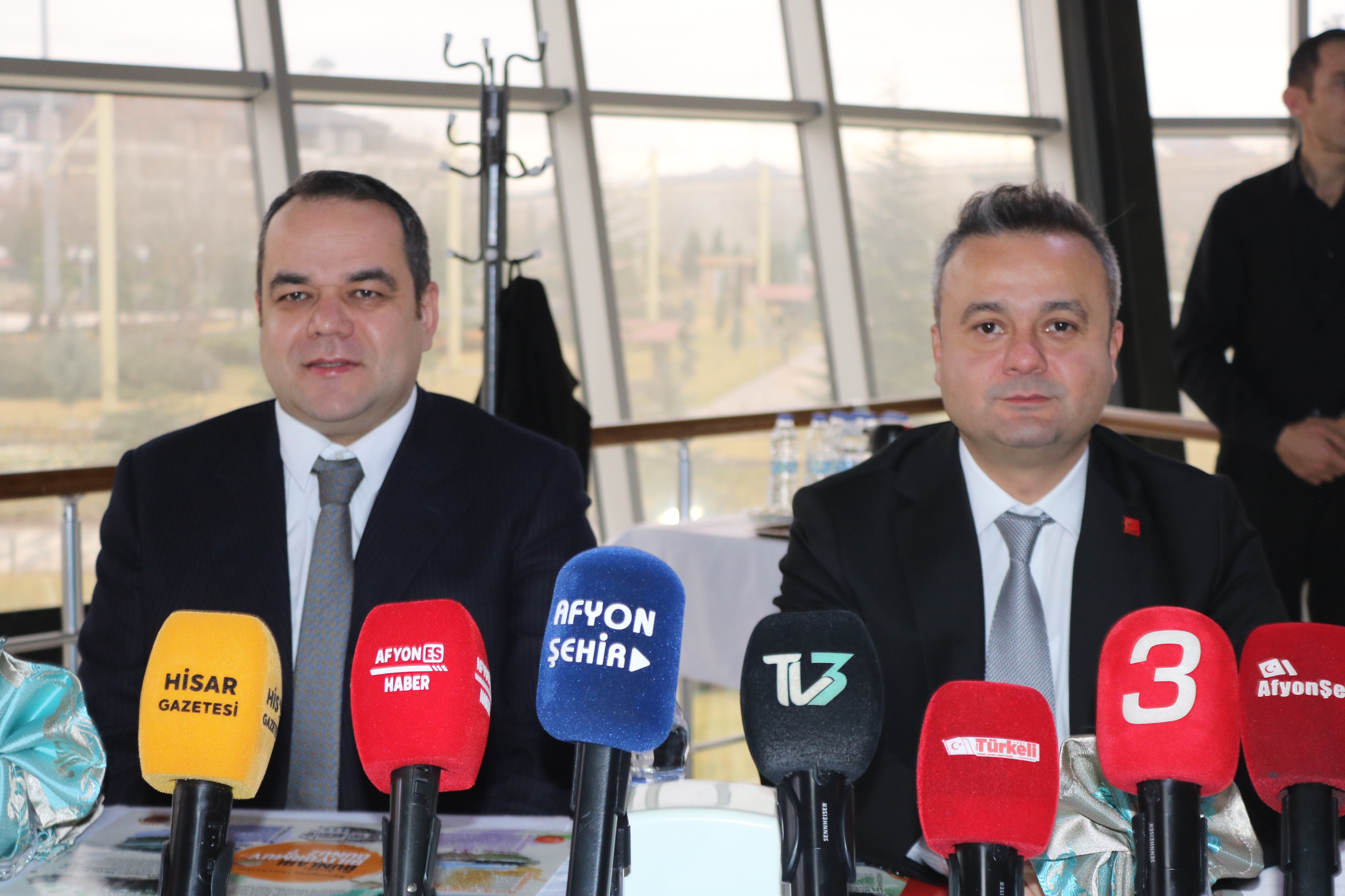 CHP'Lİ ERHAN'IN KIRMIZI KARTI AFYON SİYASETİNE DAMGA VURDU