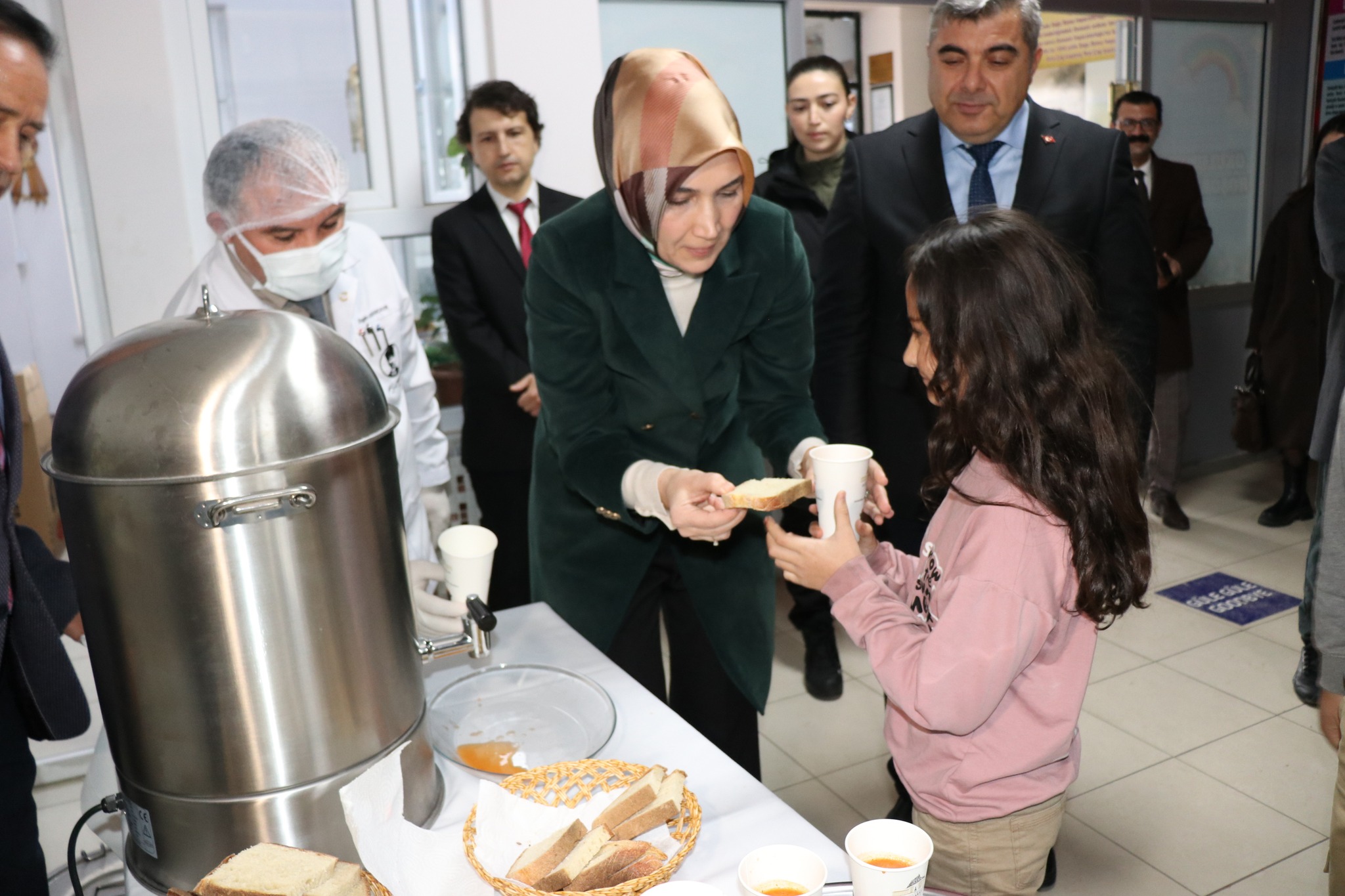 Afyonkarahisar'da Eğitim ve Lezzet Bir Arada: Vali Yiğitbaşı'ndan Öğrencilere Tarhana Çorbası İkramı