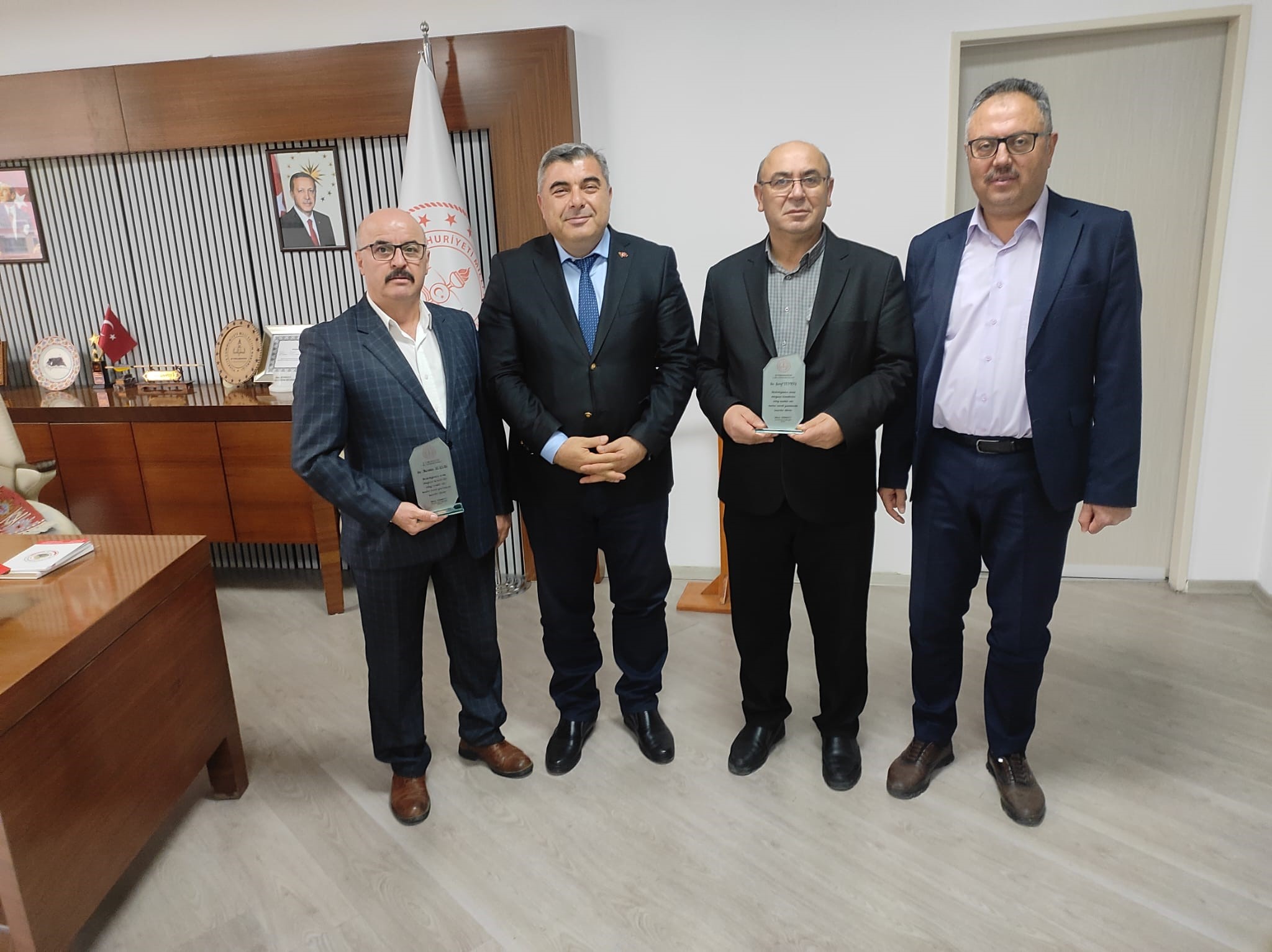 Müdür Sünnetci’den Emekli Olan Personele Plaket
