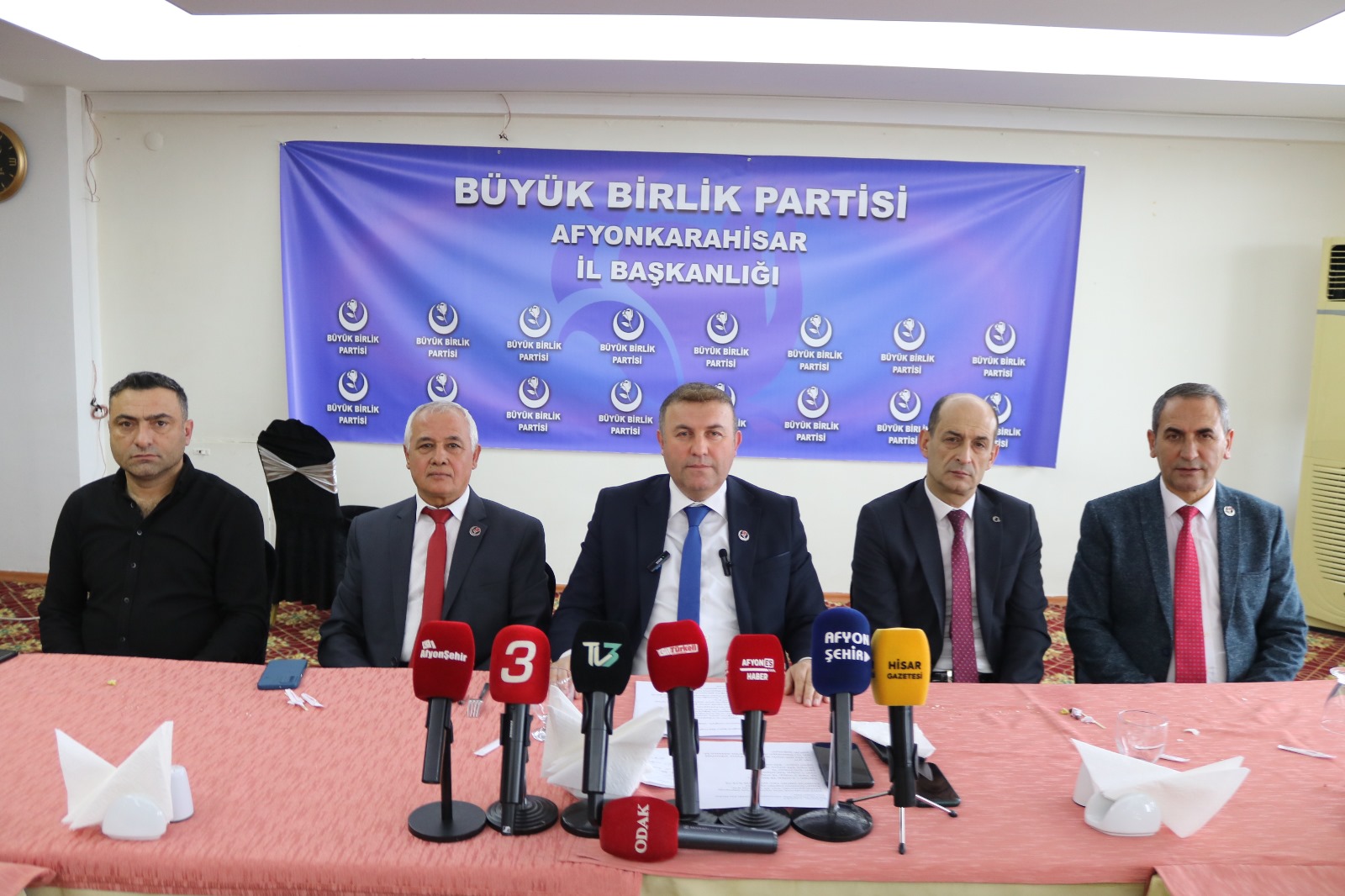 BÜYÜK BİRLİK PARTİSİ GAZETECİLERLE BİR ARAYA GELDİ