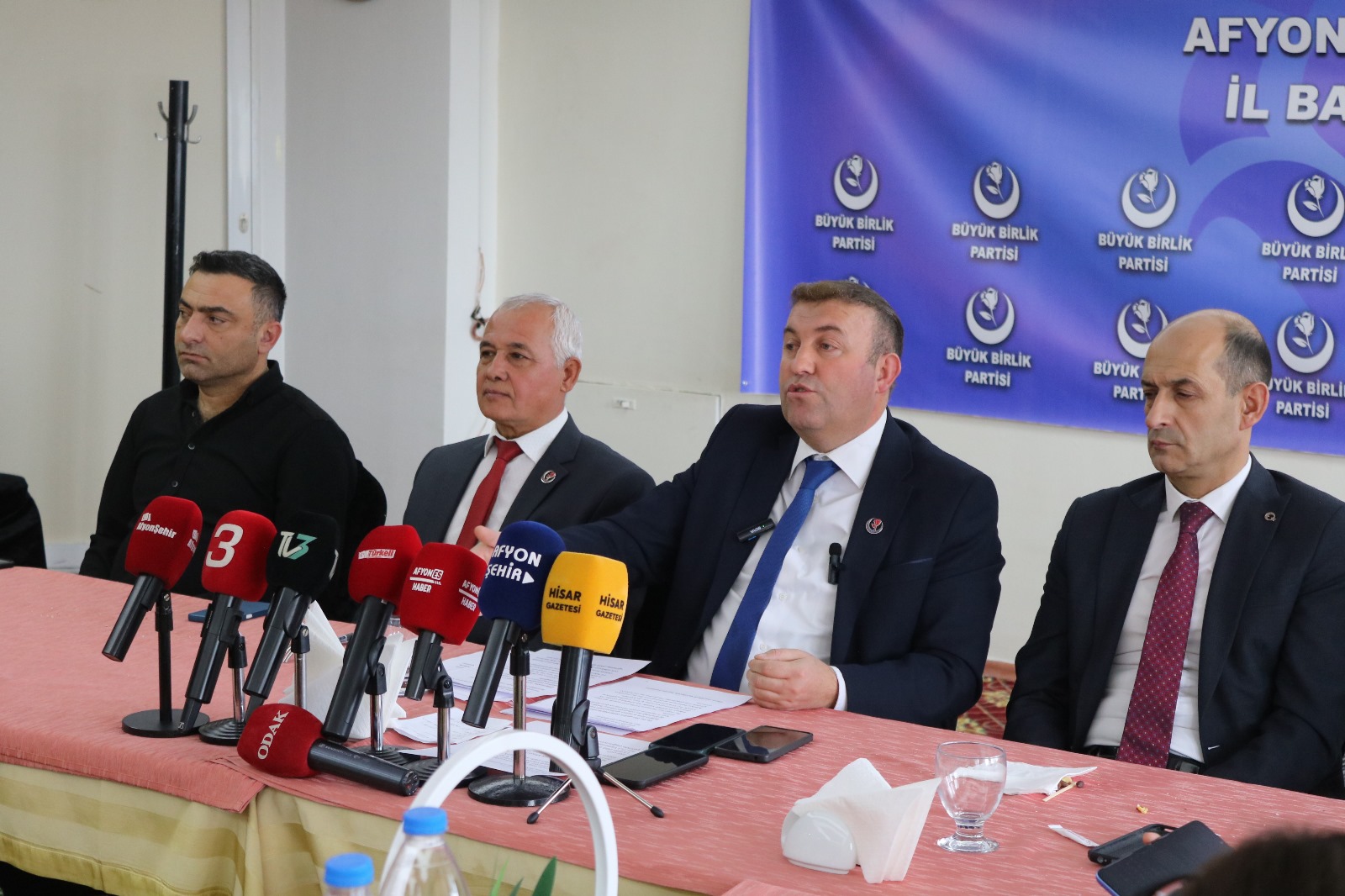 BÜYÜK BİRLİK PARTİSİ GAZETECİLERLE BİR ARAYA GELDİ