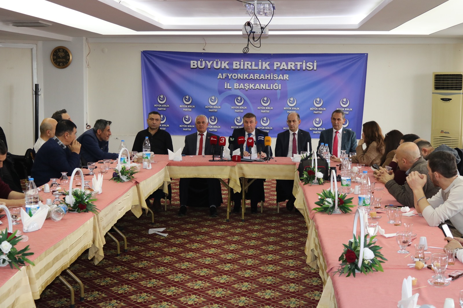 BÜYÜK BİRLİK PARTİSİ GAZETECİLERLE BİR ARAYA GELDİ