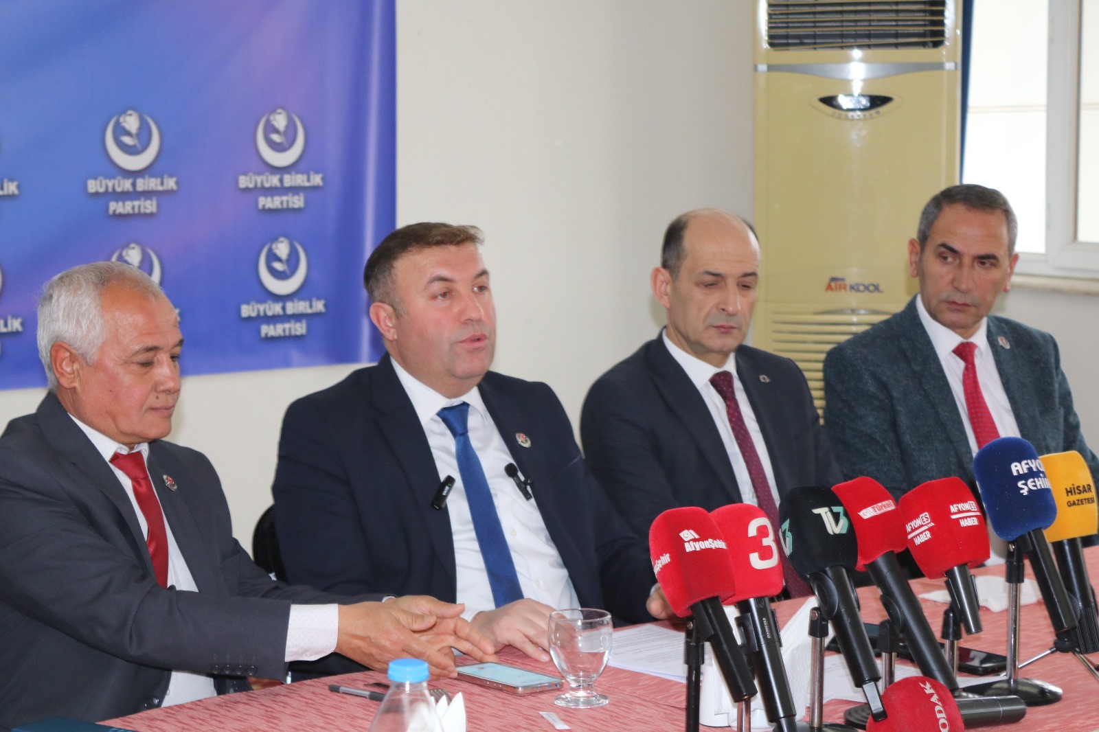 BÜYÜK BİRLİK PARTİSİ GAZETECİLERLE BİR ARAYA GELDİ