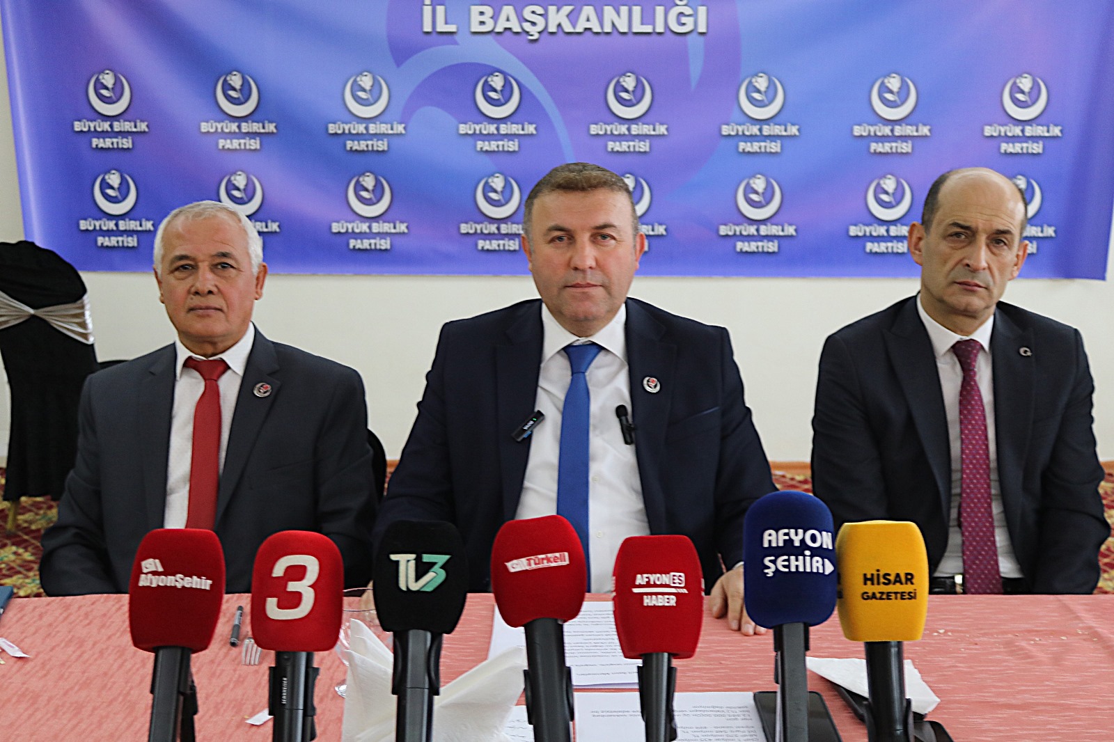 BÜYÜK BİRLİK PARTİSİ GAZETECİLERLE BİR ARAYA GELDİ