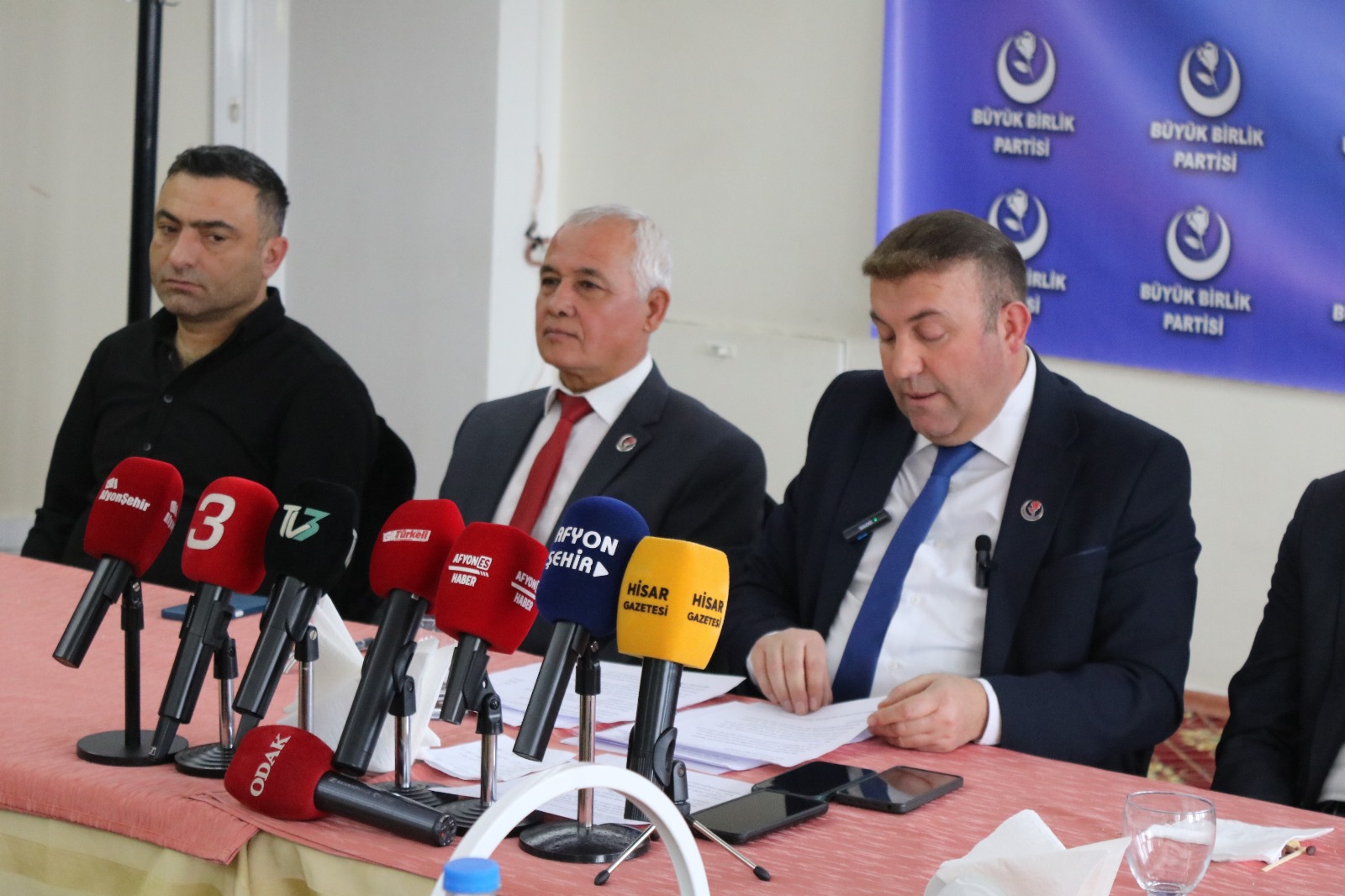 BÜYÜK BİRLİK PARTİSİ GAZETECİLERLE BİR ARAYA GELDİ