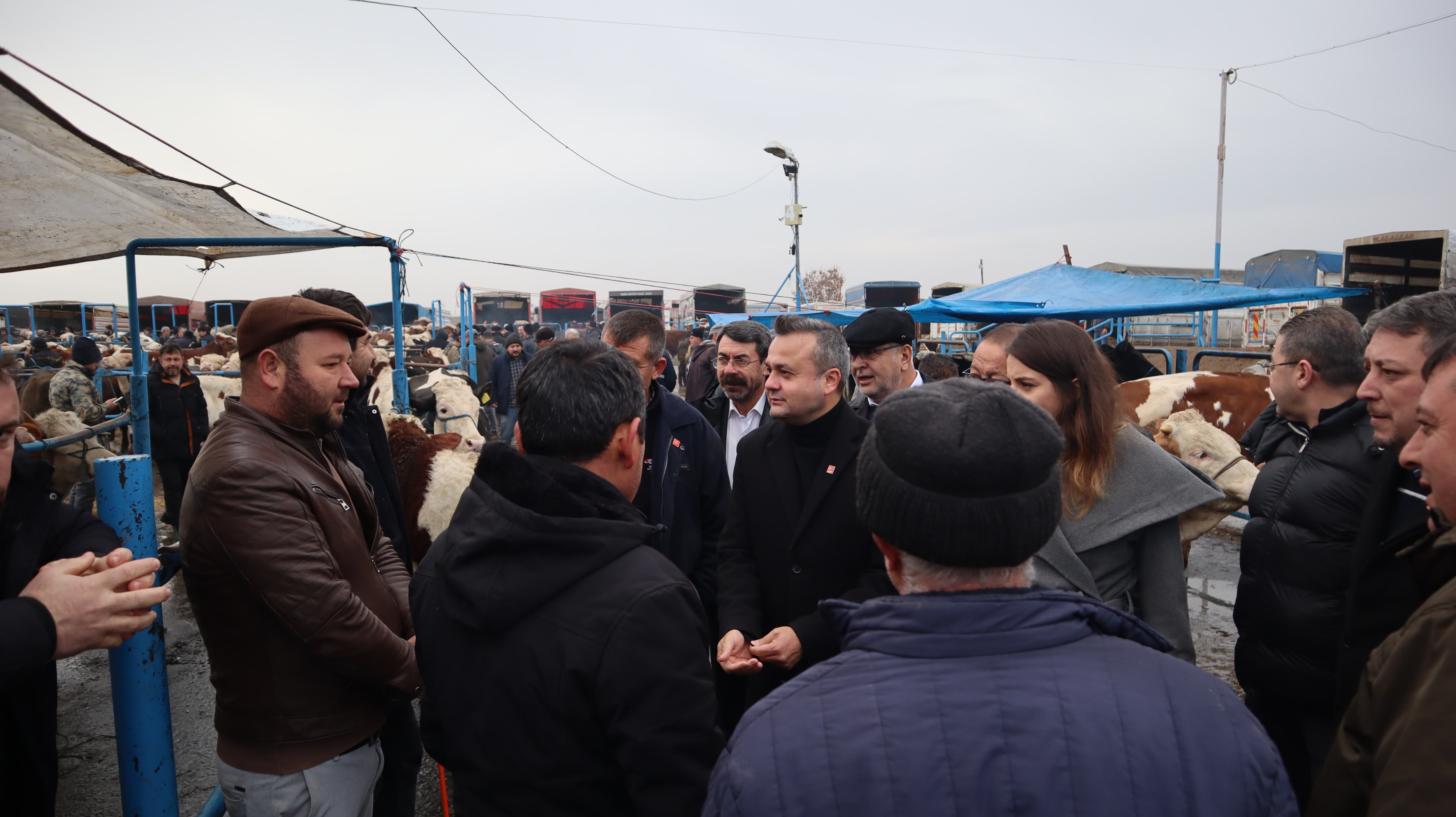İL BAŞKANI ERHAN, ÇAYIRBAĞ HAYVAN PAZARINDA ESNAFIN SORUNLARINI DİLE GETİRDİ