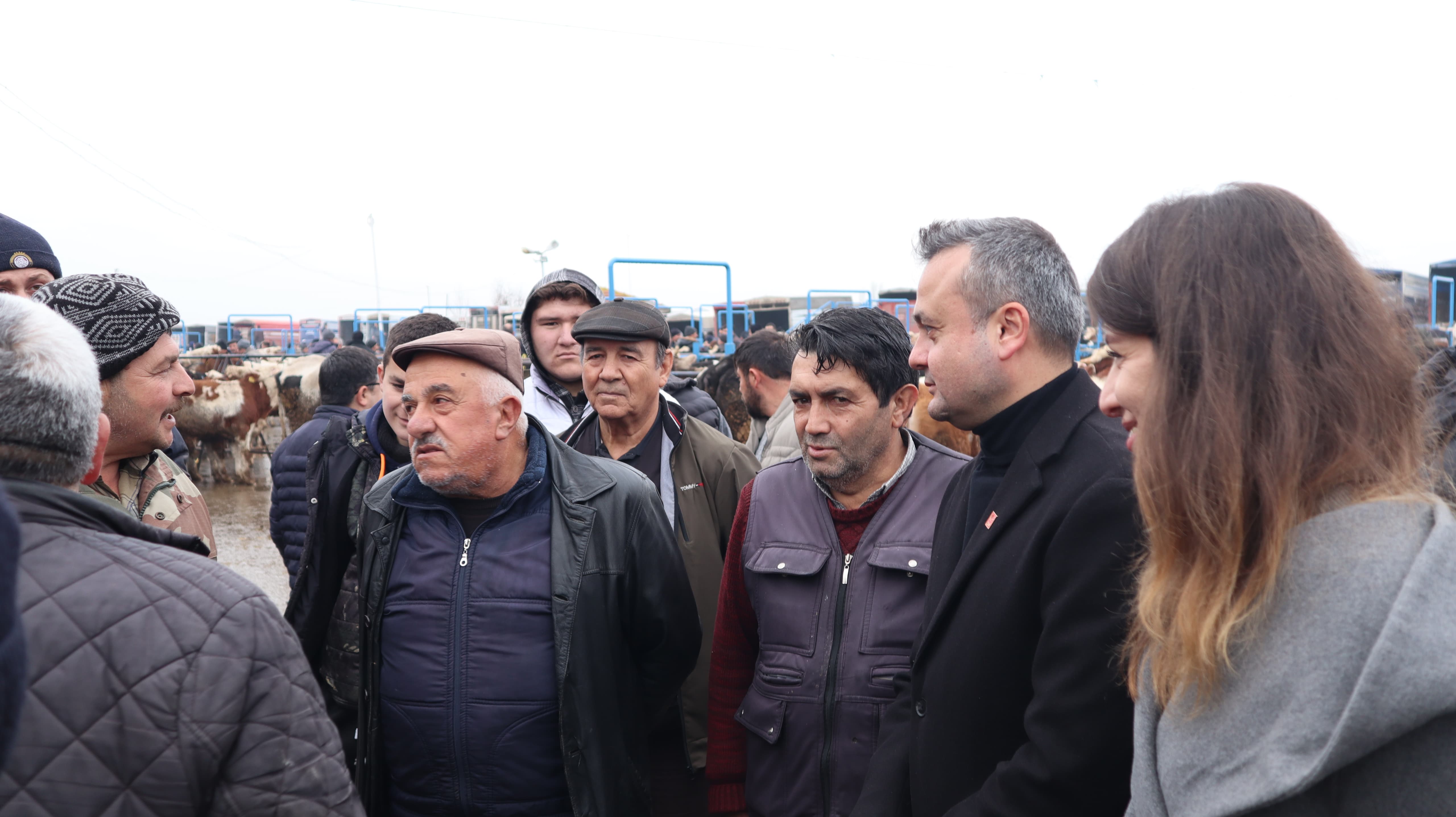 İL BAŞKANI ERHAN, ÇAYIRBAĞ HAYVAN PAZARINDA ESNAFIN SORUNLARINI DİLE GETİRDİ