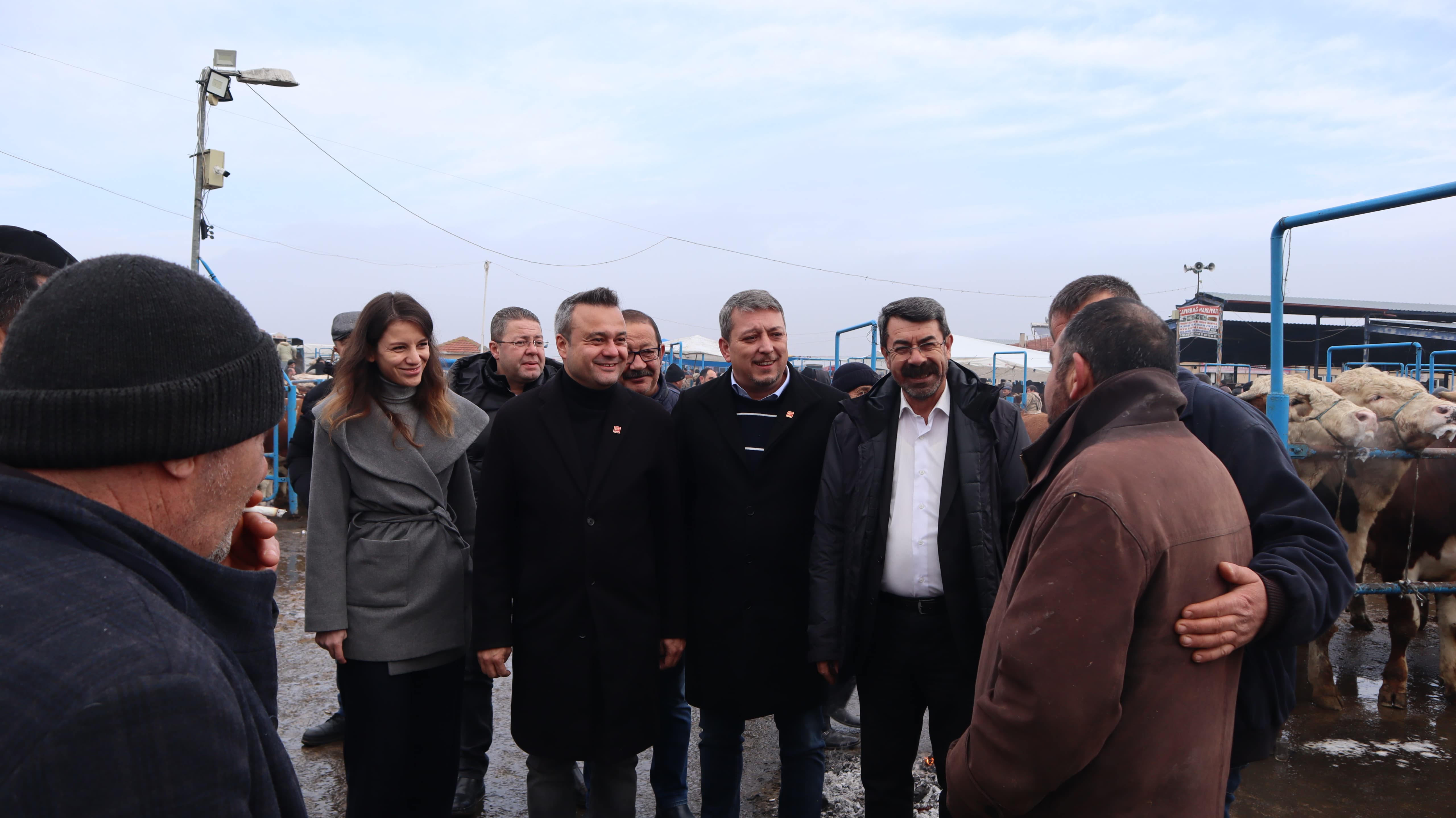 İL BAŞKANI ERHAN, ÇAYIRBAĞ HAYVAN PAZARINDA ESNAFIN SORUNLARINI DİLE GETİRDİ
