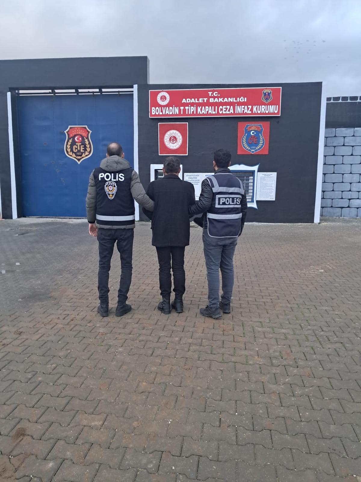 Afyonkarahisar’da Banka ve Hırsızlık Suçlusu Şahıs Yakalandı
