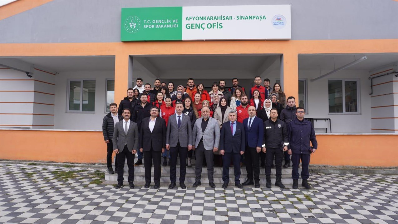 İl Müdürü Kasapoğlu Sinanpaşa Genç Ofis’te Gençlerle Buluştu