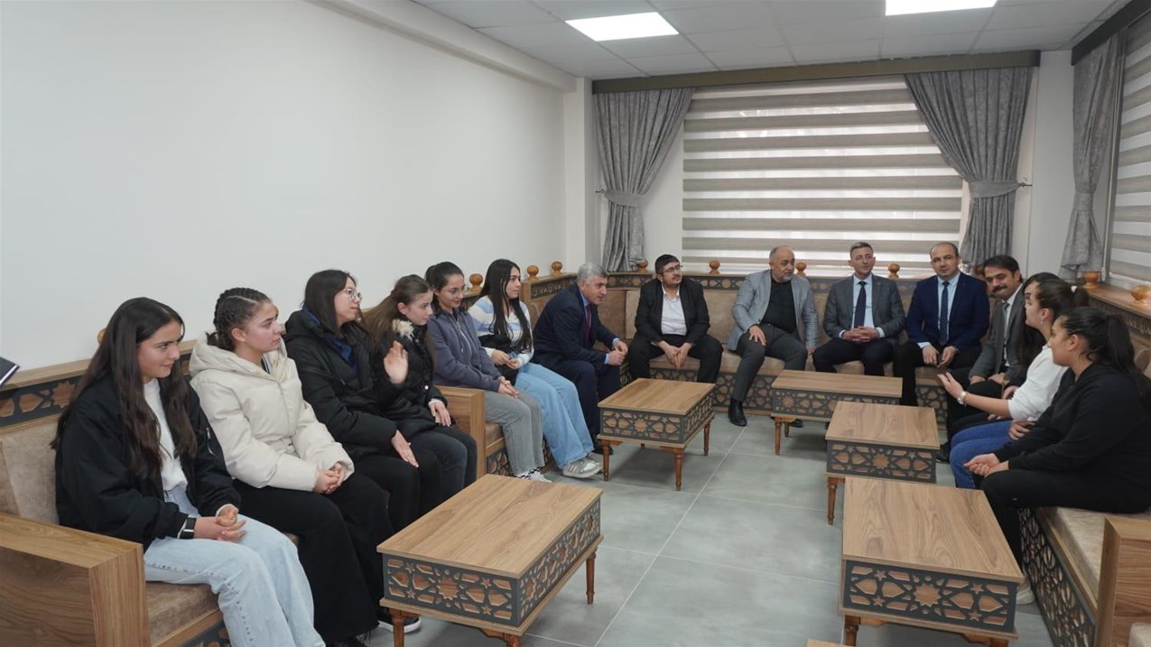 İl Müdürü Kasapoğlu Sinanpaşa Genç Ofis’te Gençlerle Buluştu