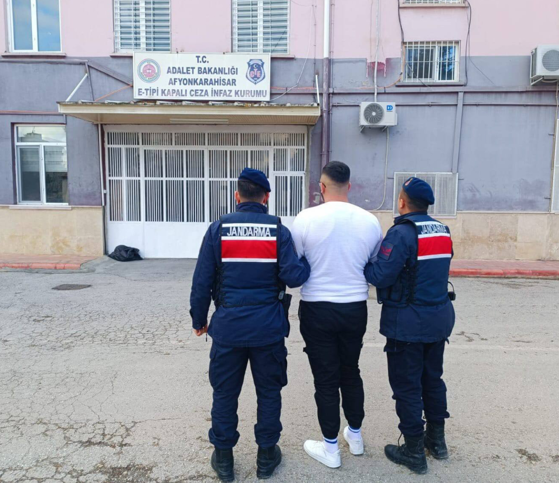 Afyonkarahisar'da Aranan 12 Yıl 6 Ay Hapis Cezalı Şahıs Yakalandı