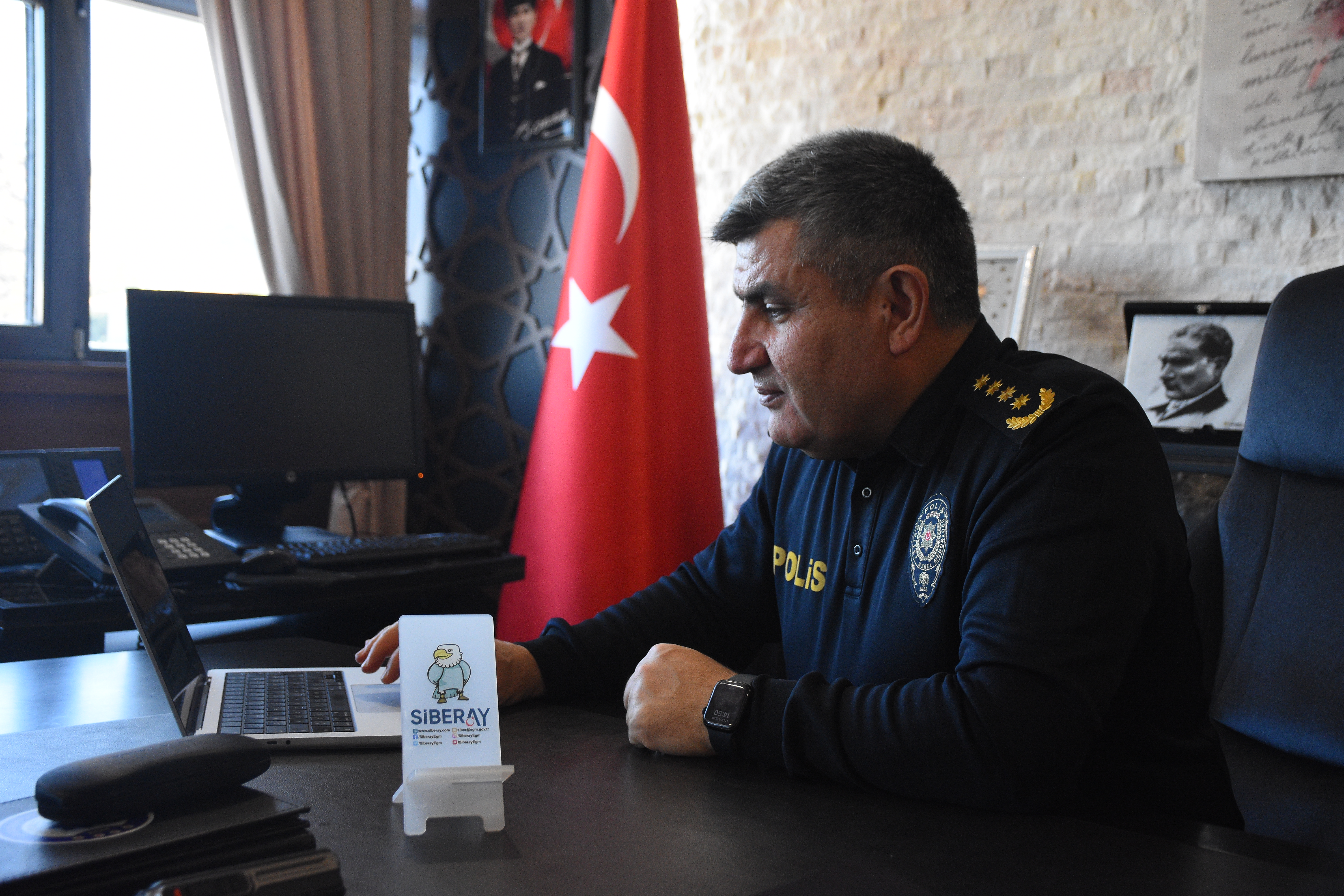 Emniyet Müdürü Ay, "Yılın Kareleri" Oylamasına Katıldı