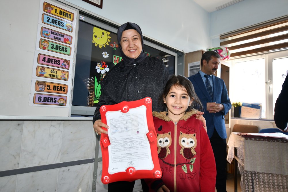 BAŞKAN KILINÇARSLAN, ÖĞRENCİLERİN KARNE SEVİNCİNE ORTAK OLDU