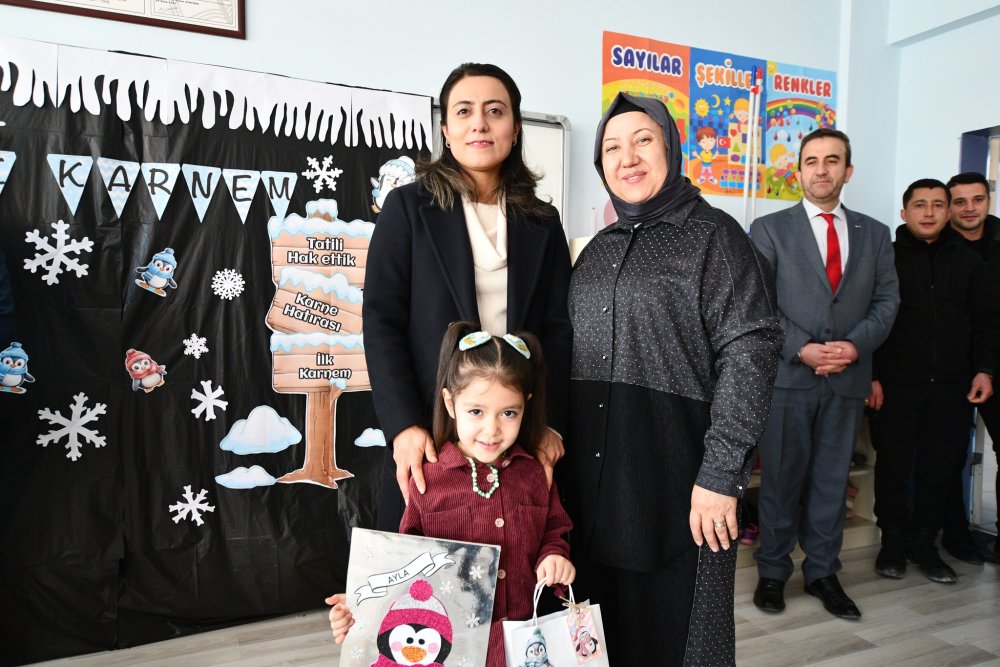 BAŞKAN KILINÇARSLAN, ÖĞRENCİLERİN KARNE SEVİNCİNE ORTAK OLDU