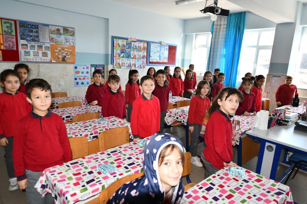 BAŞKAN KILINÇARSLAN, ÖĞRENCİLERİN KARNE SEVİNCİNE ORTAK OLDU