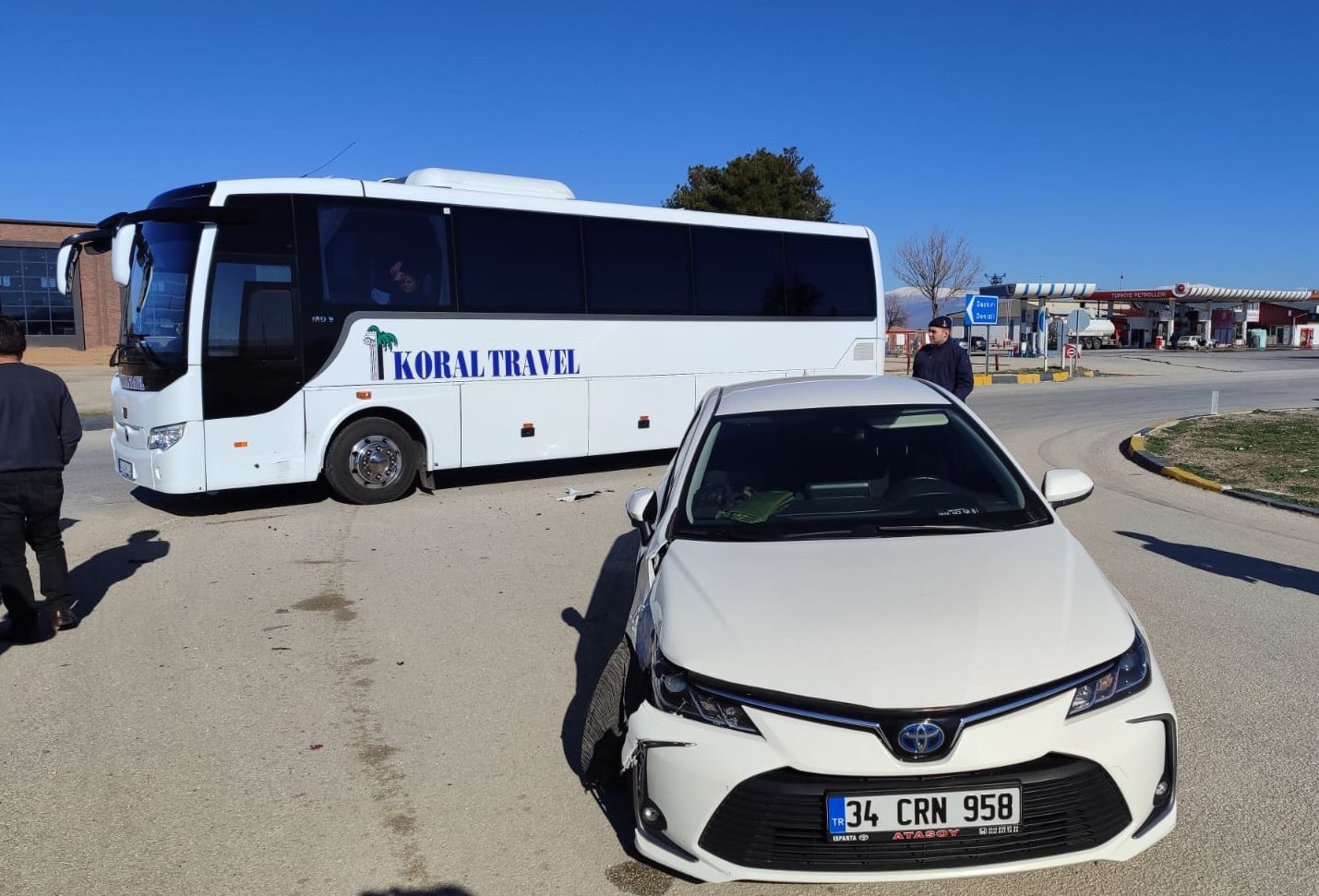 Afyonkarahisar'da Tur Otobüsü İle Otomobilin Çarpıştı:  1'i Çocuk 4 Kişi Yaralandı