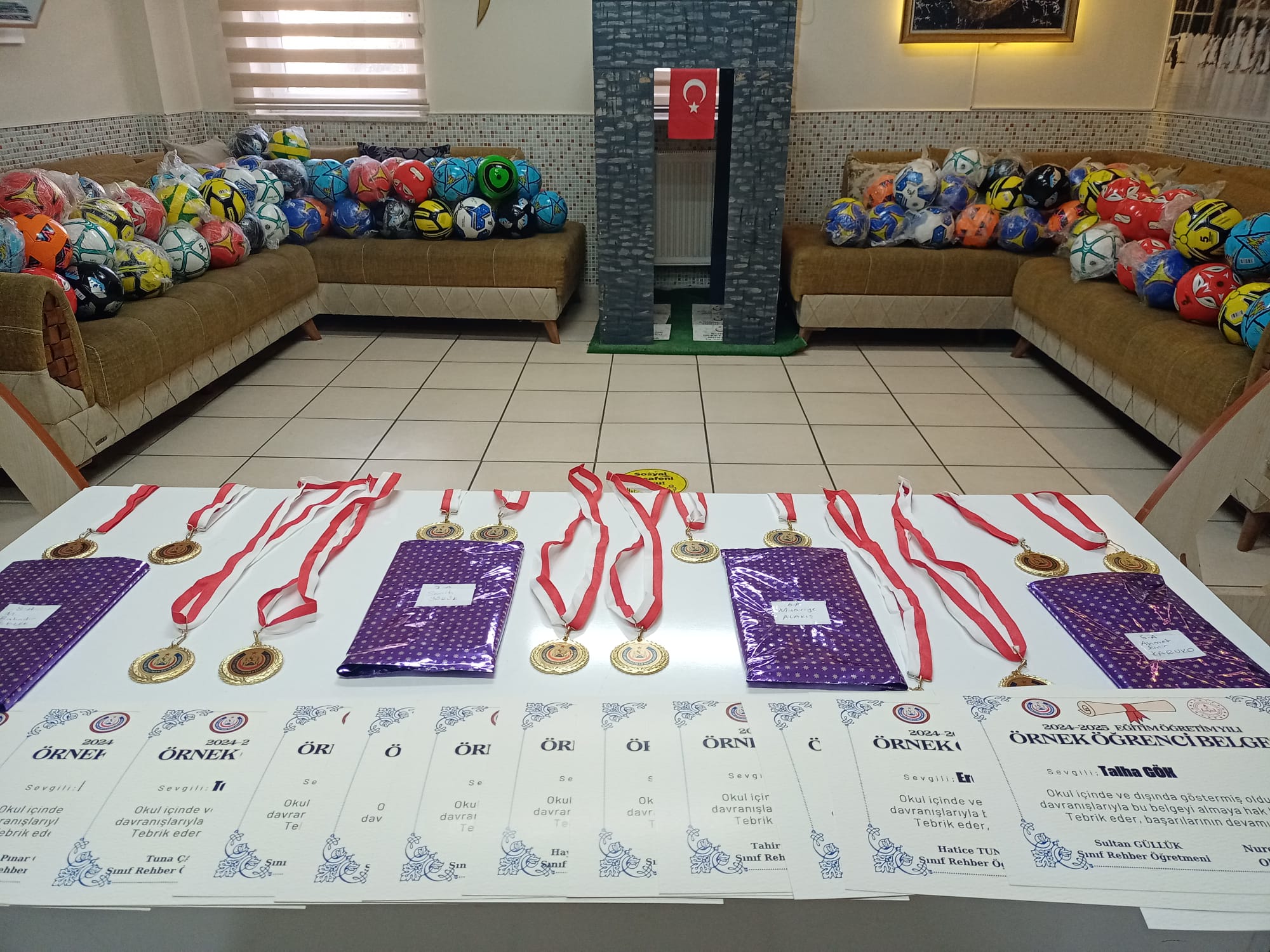 Afyonkarahisar'da İmam Hatip Ortaokullarında "English Day" Etkinliği Gerçekleştirildi