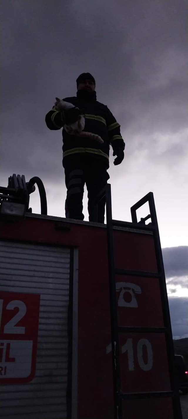 Şuhut İtfaiyesinden Tebessüm  Ettiren Kurtarma Operasyonu