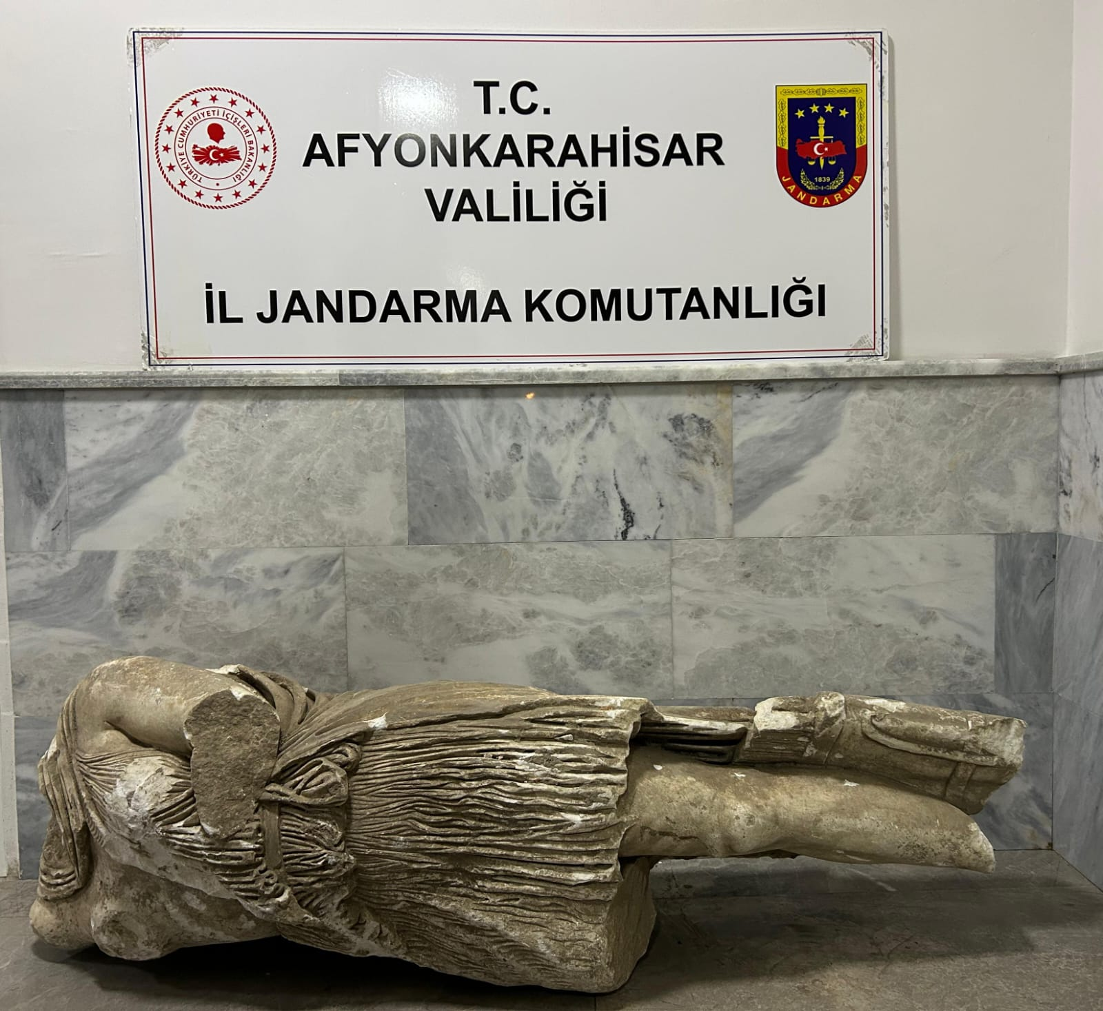 Tarihi Eser Satmaya Çalışan 2 Kişi Yakalandı: Jandarma, Roma Döneminden Kalma Heykeli Ele Geçirdi